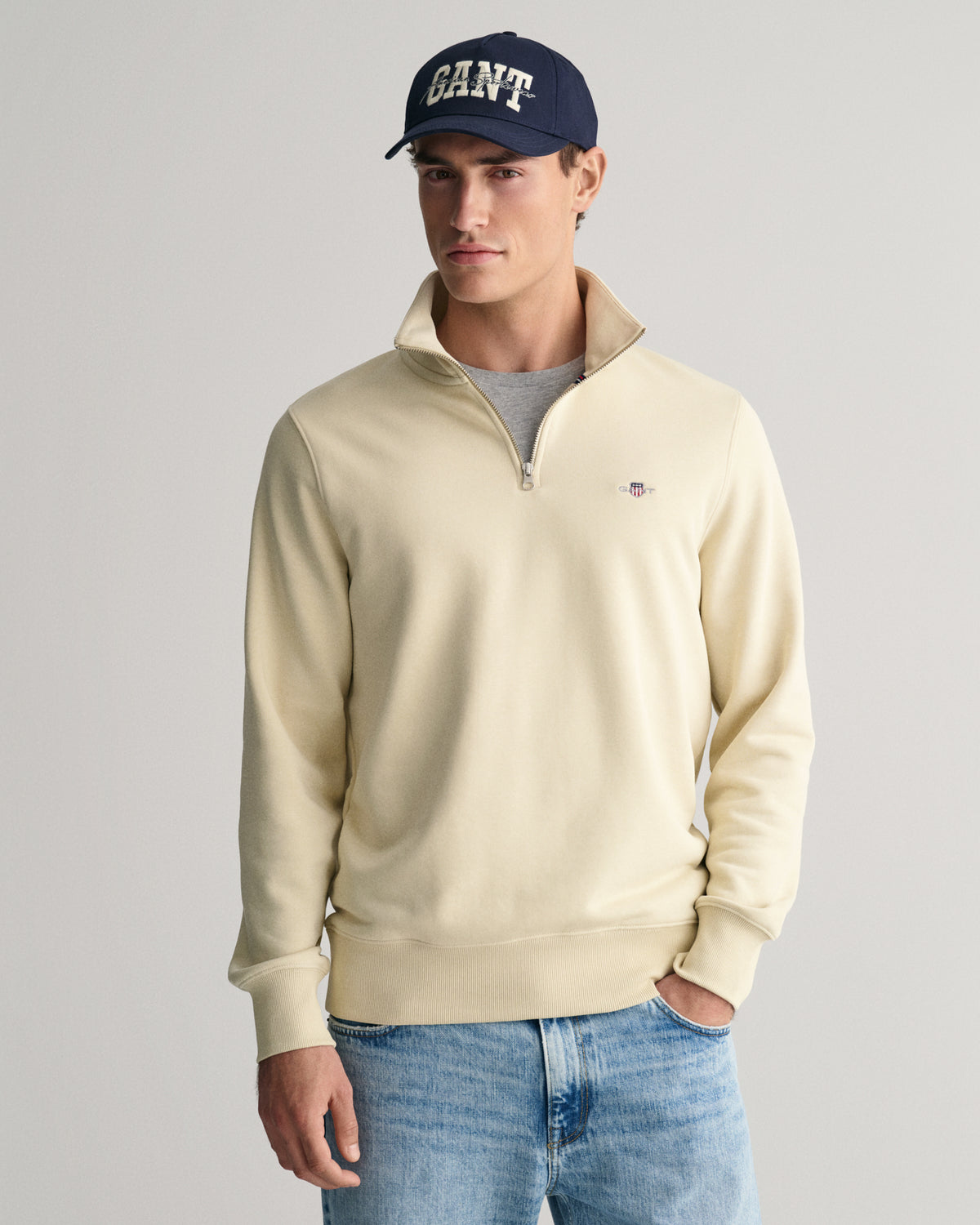 SILKY BEIGE, REG SHIELD HALF ZIP SWEAT, FRONT-VIEW BY GANT AU.