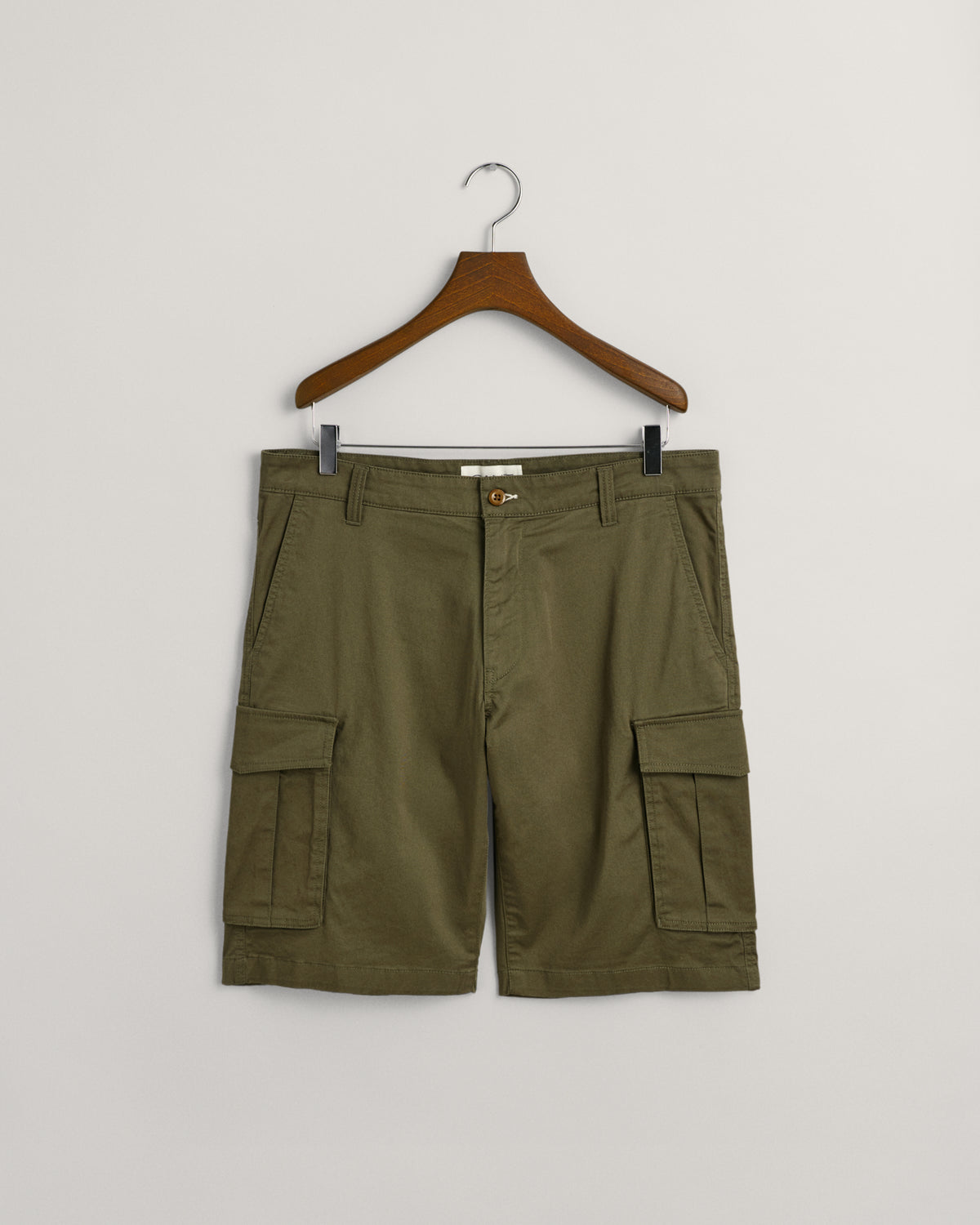 JUNIPER GREEN, RELAXED TWILL CARGO SHORTS, FLAT-LAY BY GANT AU.