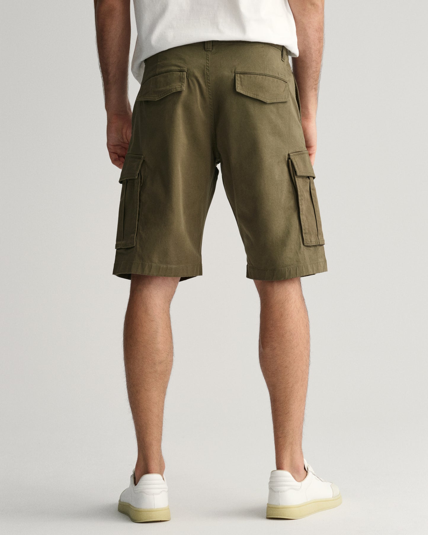 JUNIPER GREEN, RELAXED TWILL CARGO SHORTS, BACK-VIEW BY GANT AU.