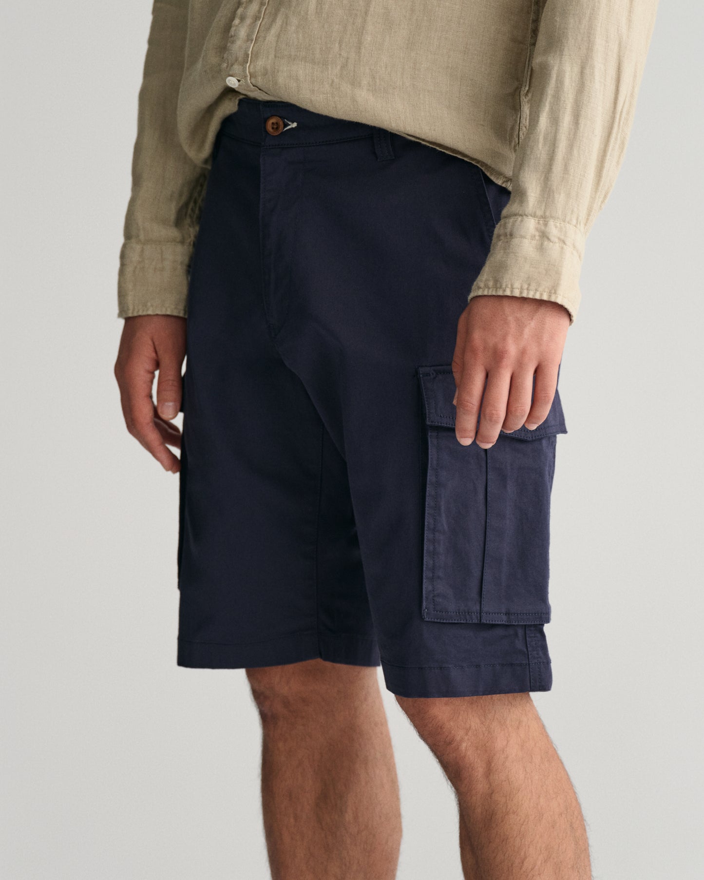 MARINE, RELAXED TWILL CARGO SHORTS, CLOSE-UP BY GANT AU.