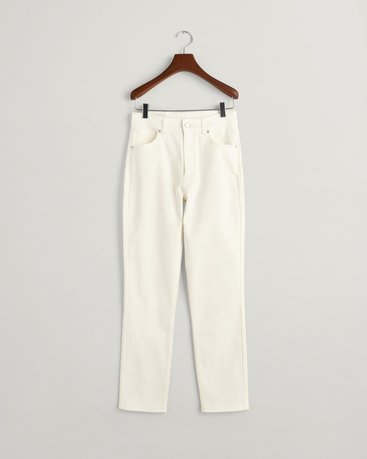 EGGSHELL, SLIM CROPPED WHITE JEANS, FLAT-LAY BY GANT AU.