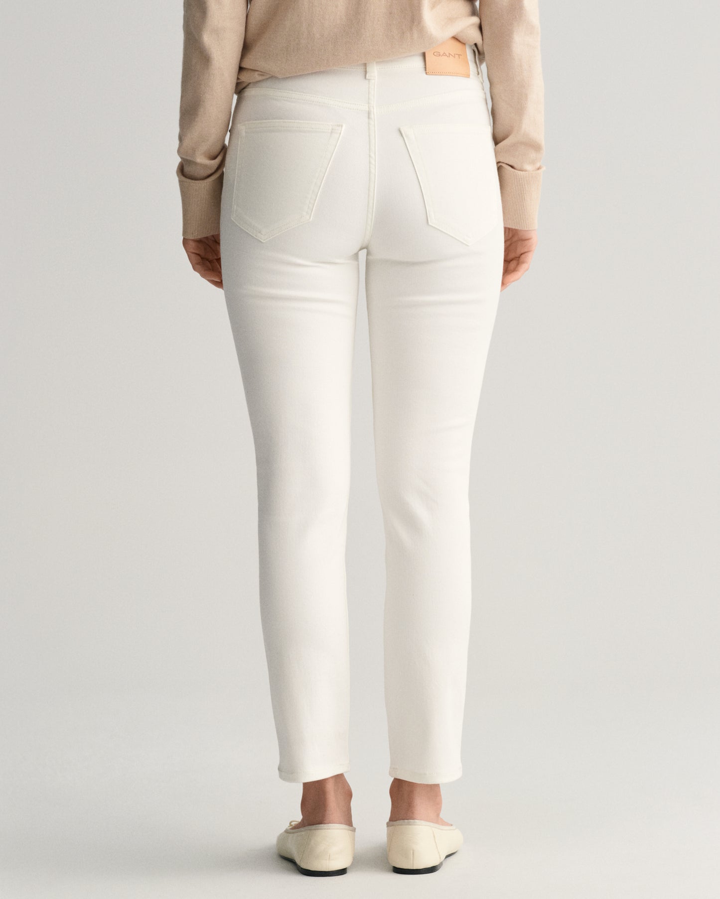 EGGSHELL, SLIM CROPPED WHITE JEANS, BACK-VIEW BY GANT AU.