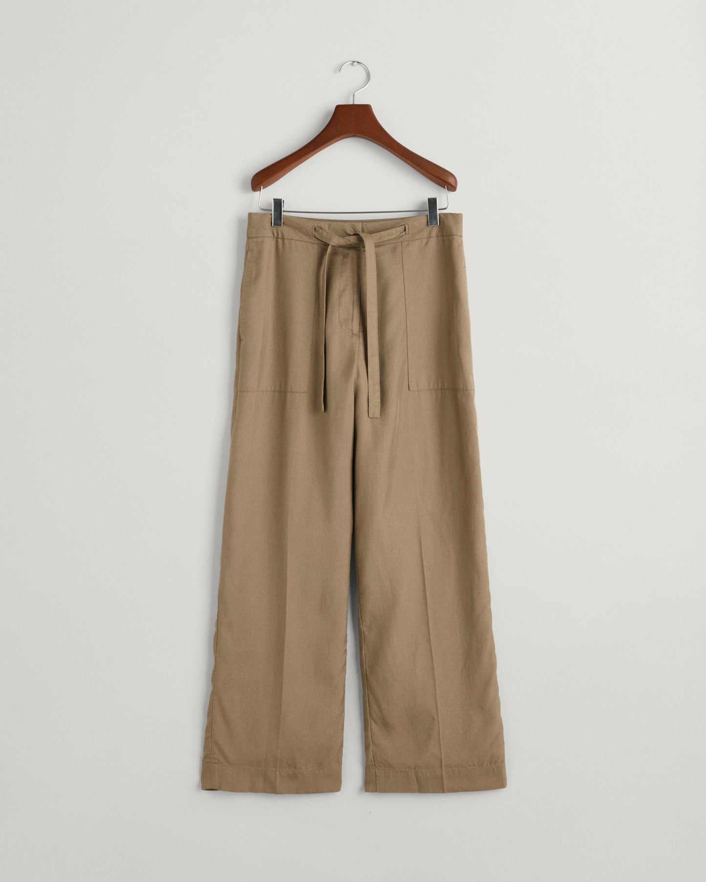 DRIED CLAY, REL TIE WAIST PANTS, FLAT-LAY BY GANT AU.