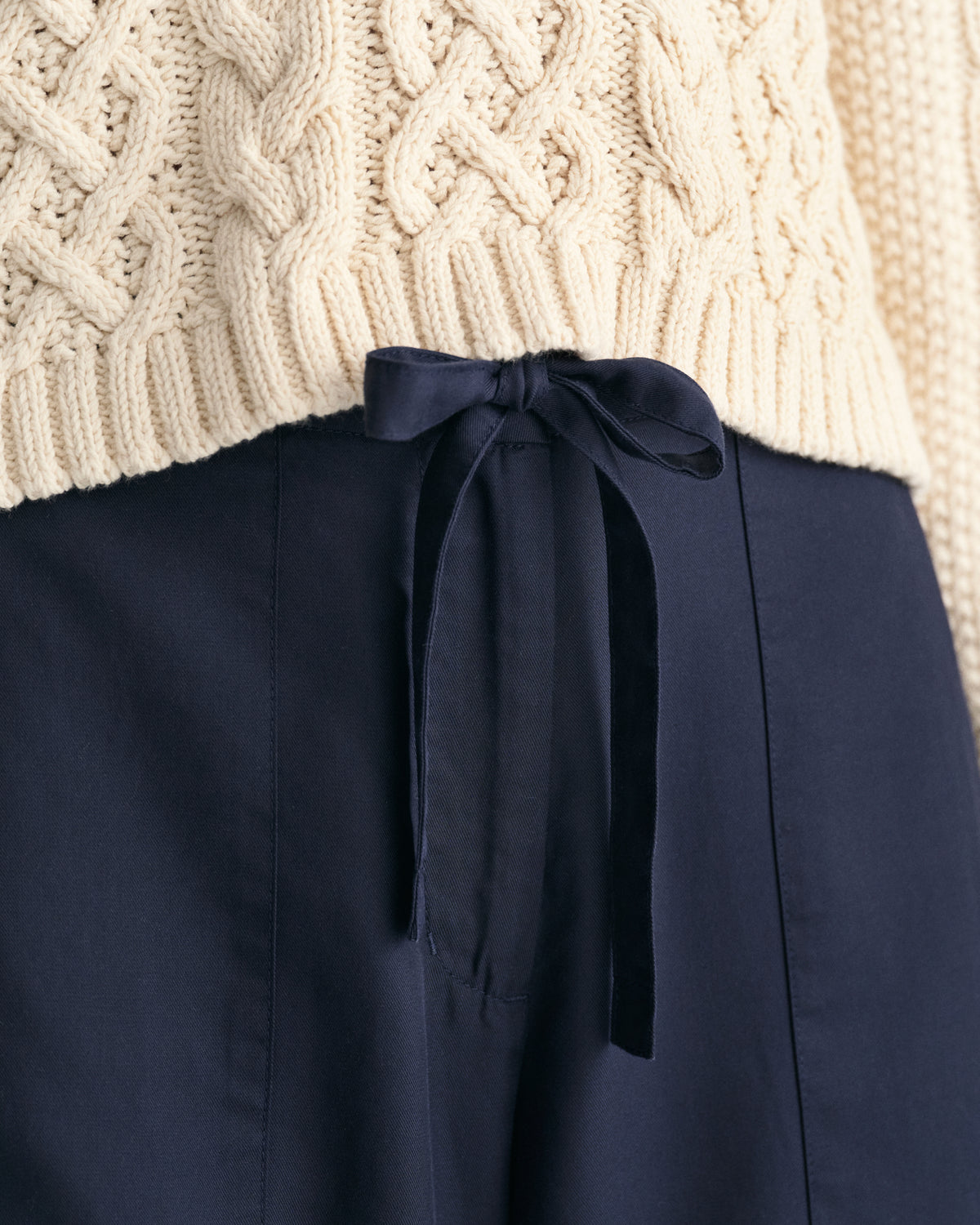 EVENING BLUE, REL TIE WAIST PANTS, CLOSE-UP BY GANT AU.