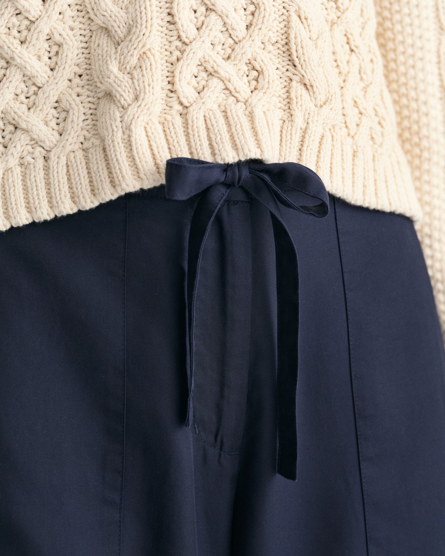 EVENING BLUE, REL TIE WAIST PANTS, CLOSE-UP BY GANT AU.