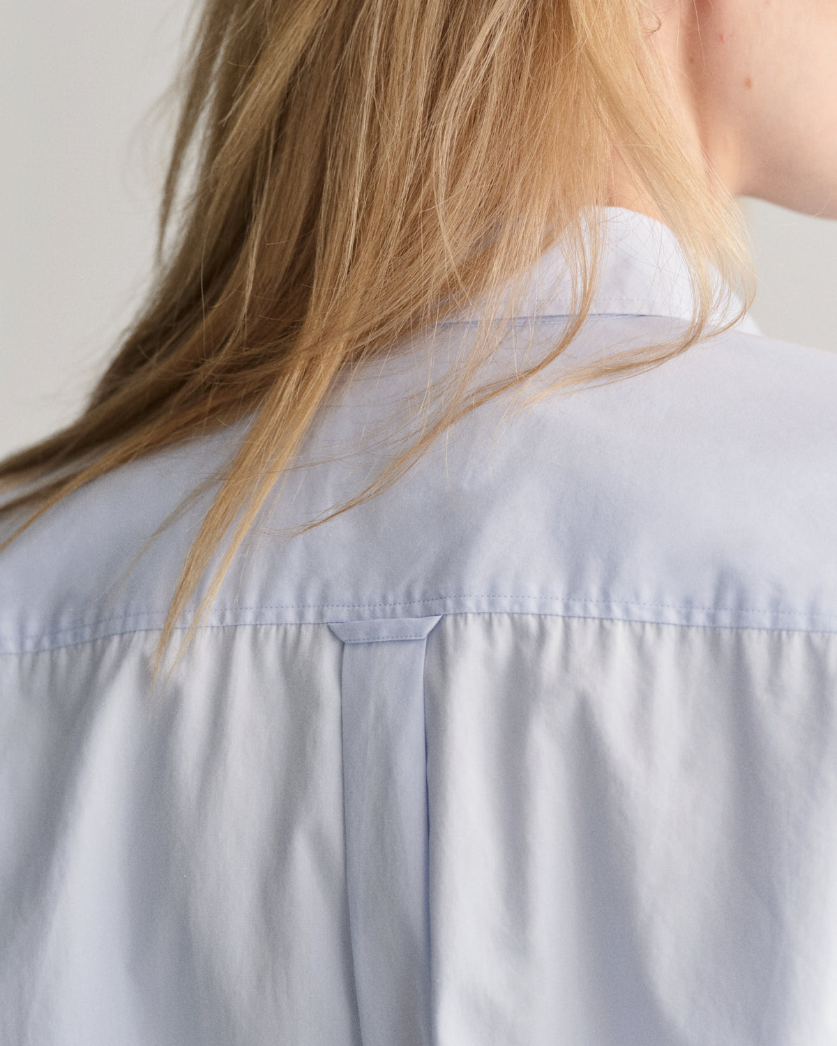MODEL WEARING REL CLASSIC POPLIN SHIRT