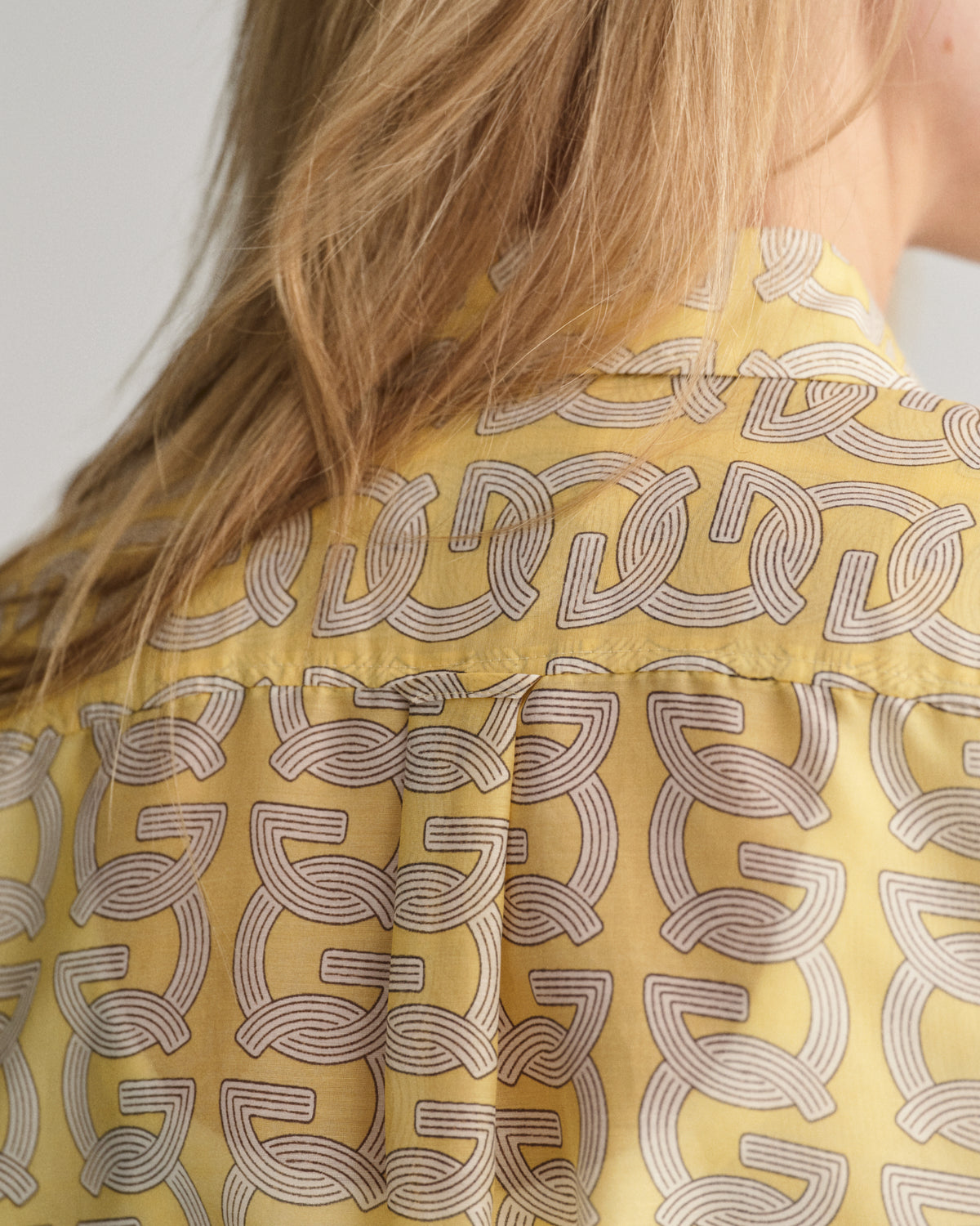 DUSTY YELLOW, REL G PATTERN COT SILK SHIRT, CLOSE-UP BY GANT AU.