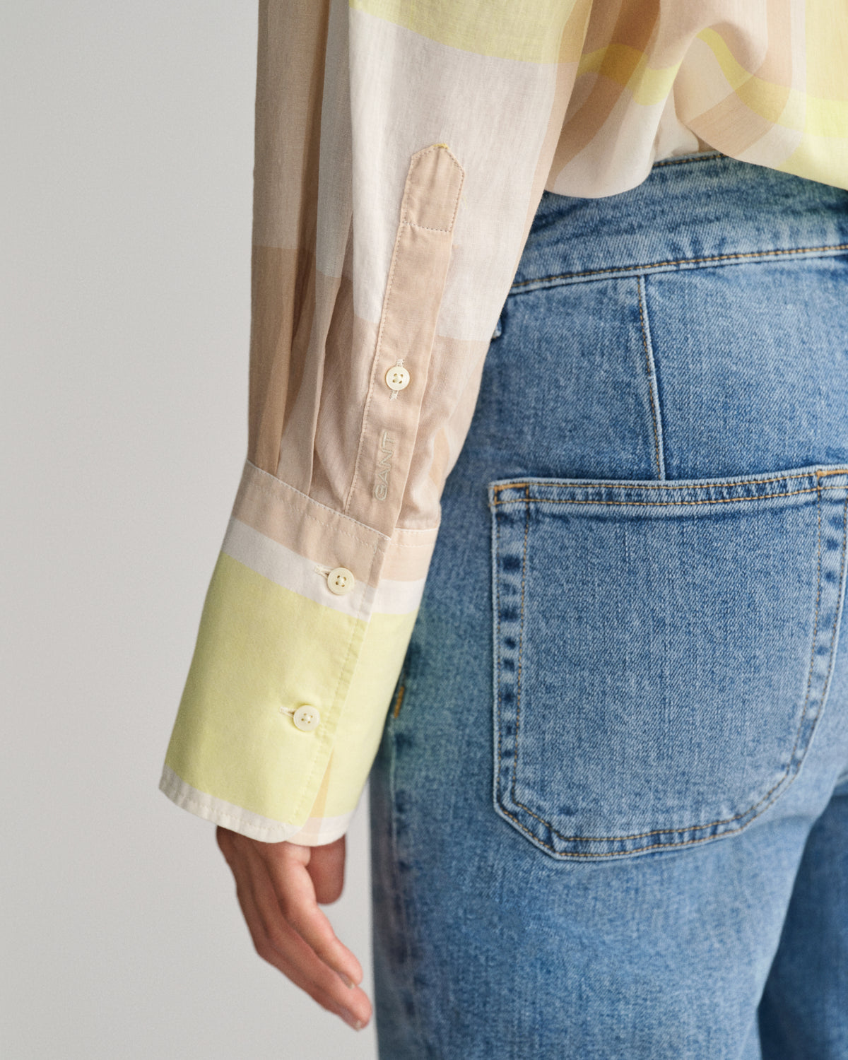 DRY SAND, REL MADRAS CHECK SHIRT, CLOSE-UP BY GANT AU.