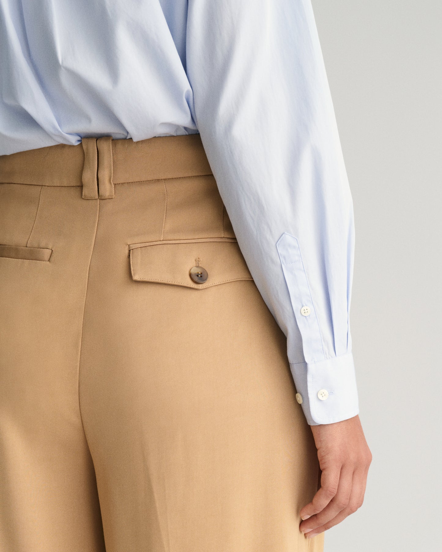 MODEL WEARING REG CLASSIC POPLIN SHIRT