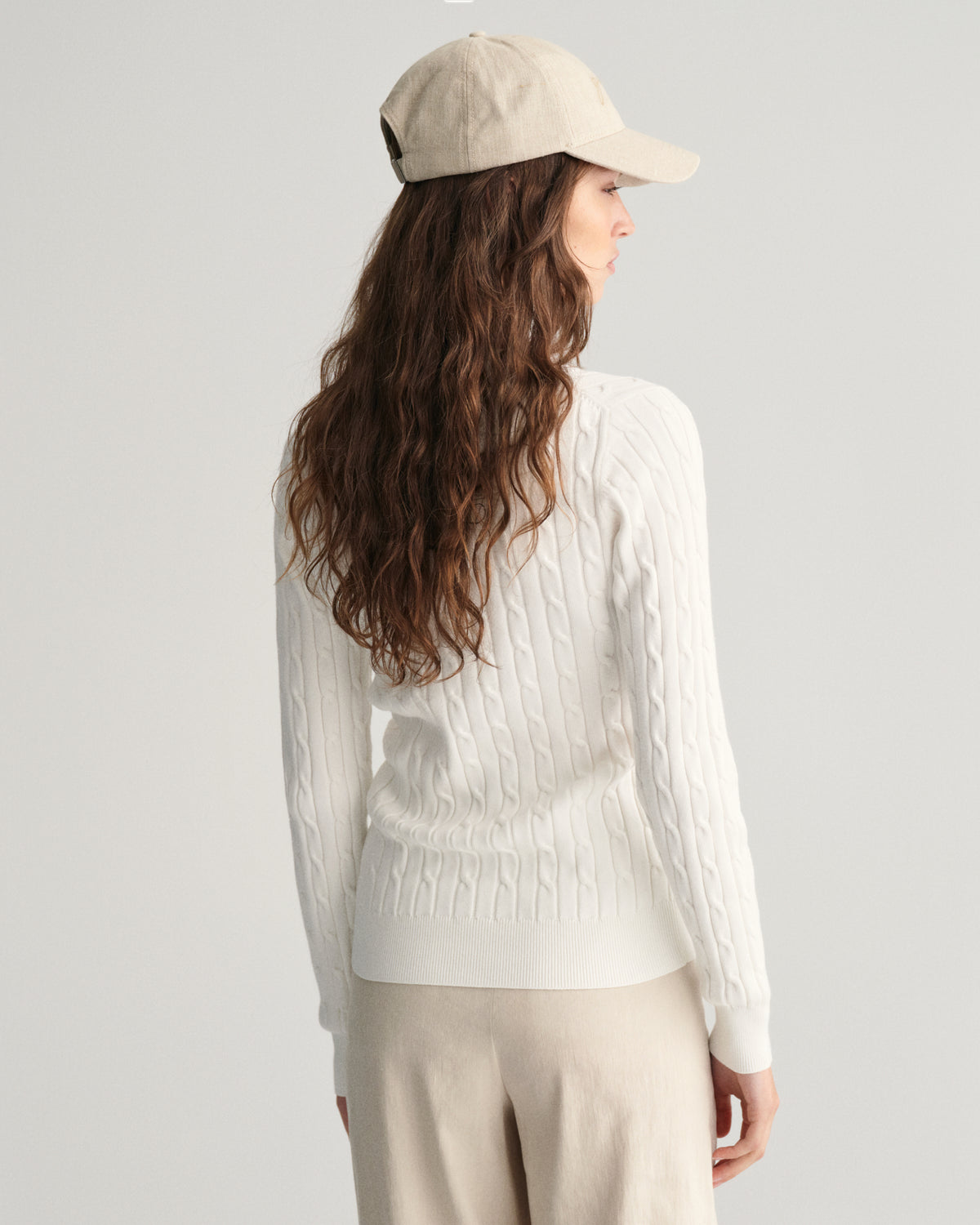 EGGSHELL, STRETCH COTTON CABLE C-NECK, BACK-VIEW BY GANT AU.