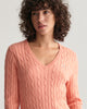 PEACHY PINK, STRETCH COTTON CABLE V-NECK, CLOSE-UP BY GANT AU.