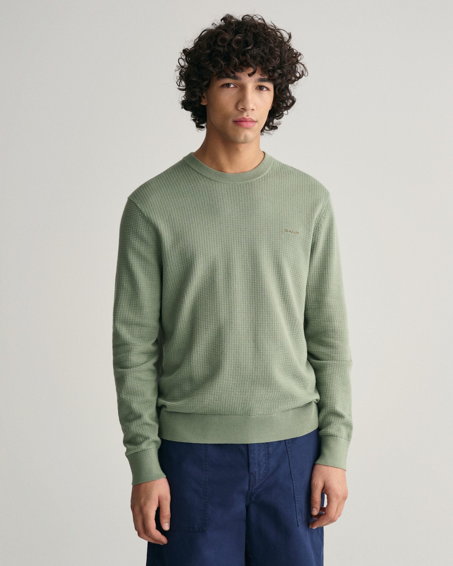 KALAMATA GREEN, TEXTURED COTTON C-NECK, FRONT-VIEW BY GANT AU.