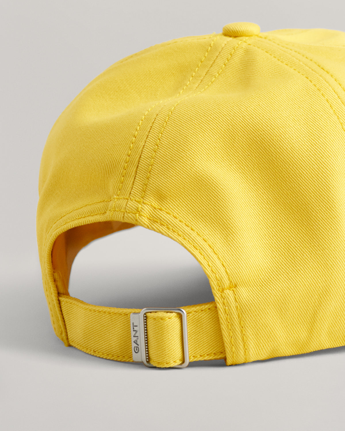 SMOOTH YELLOW, UNISEX. COTTON TWILL CAP, CLOSE-UP BY GANT AU.