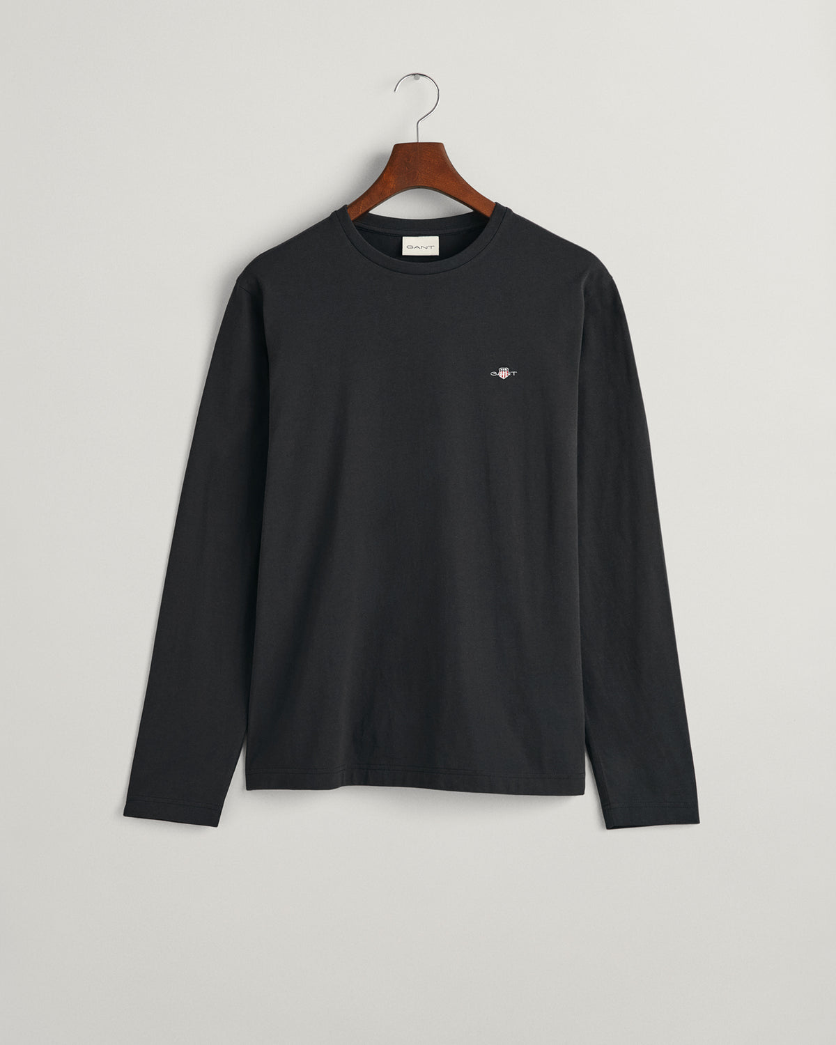 BLACK, REG SHIELD LS T-SHIRT, FLAT-LAY BY GANT AU.