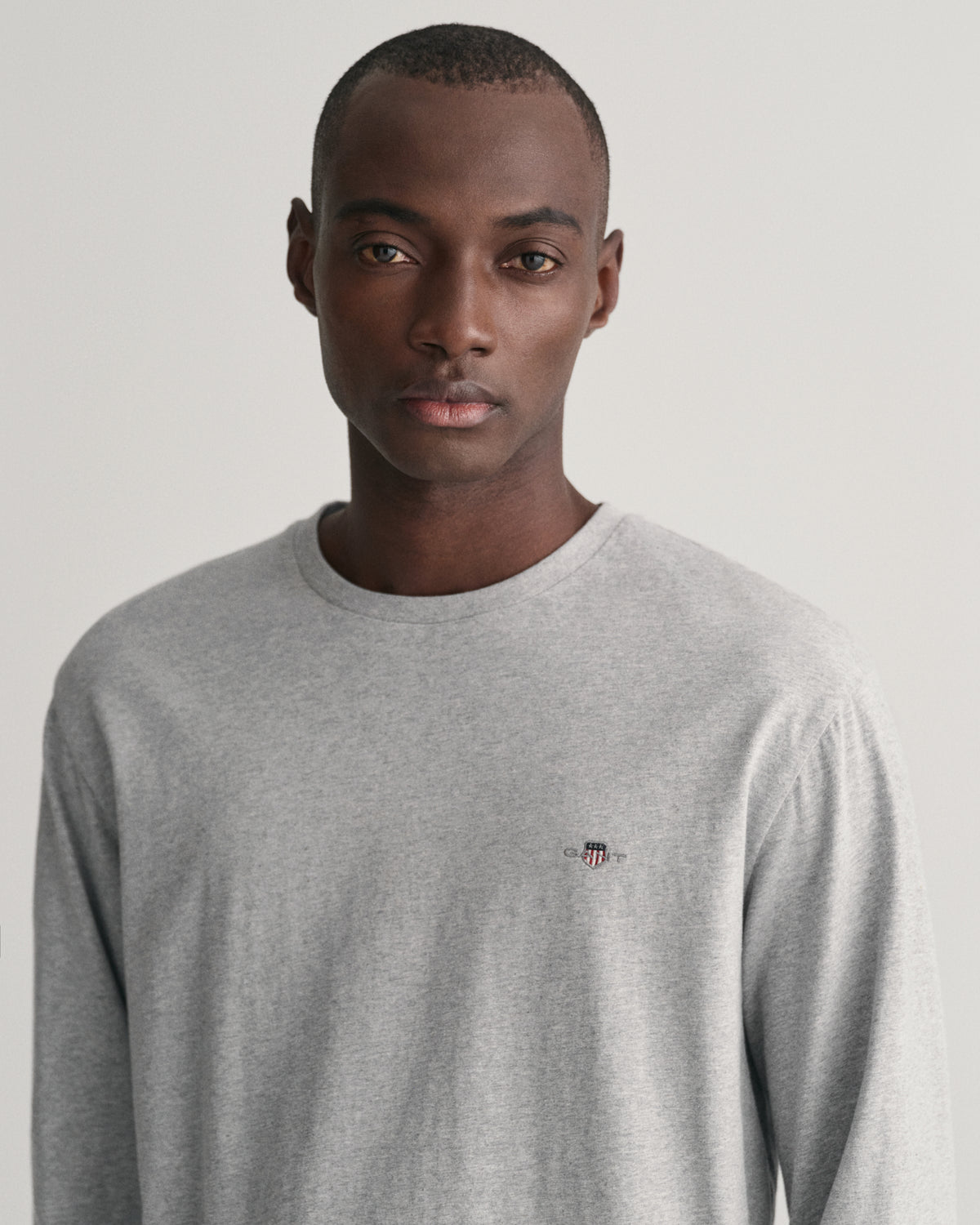 GREY MELANGE, REG SHIELD LS T-SHIRT, CLOSE-UP BY GANT AU.
