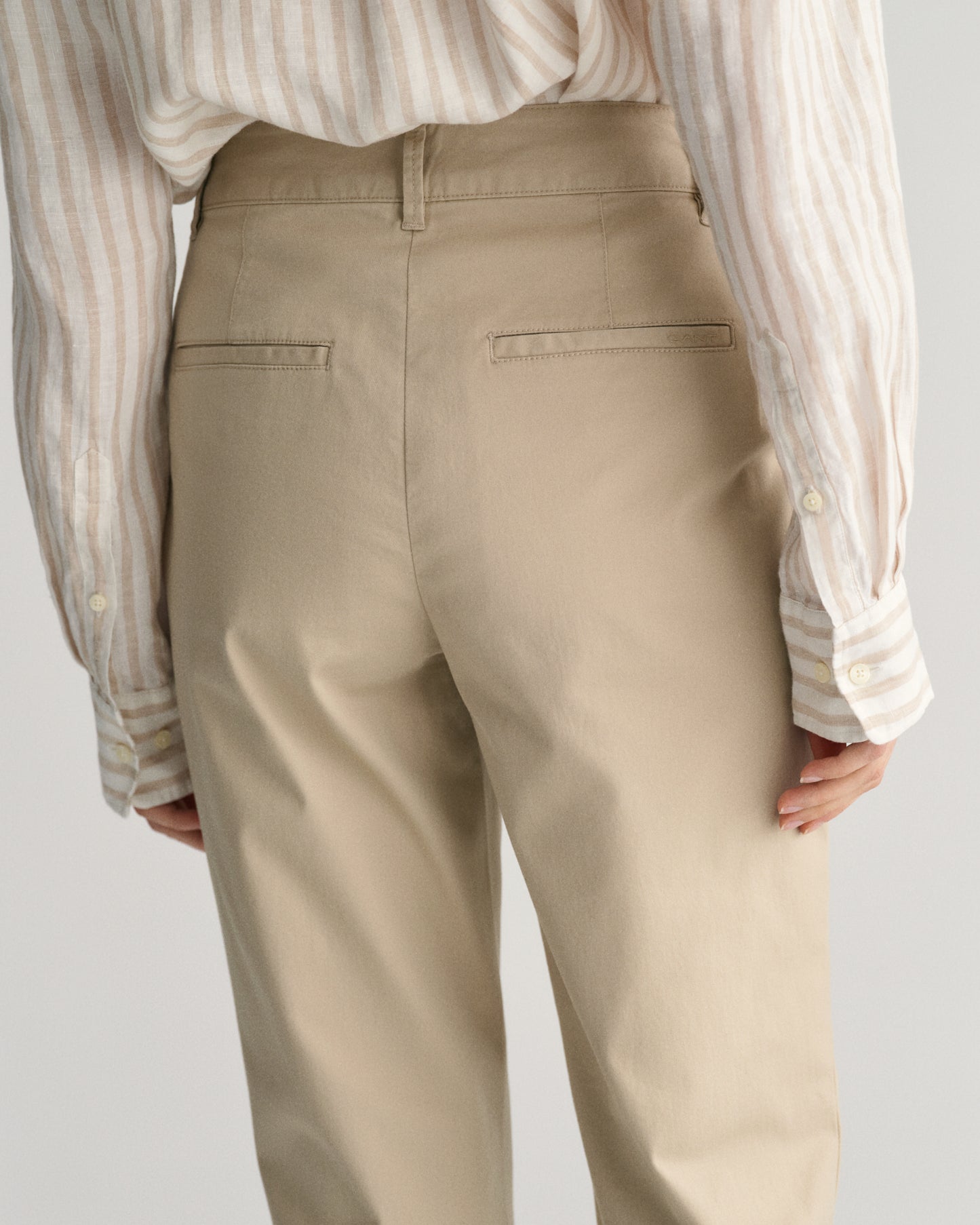 DRY SAND, SLIM CHINOS, CLOSE-UP BY GANT AU.