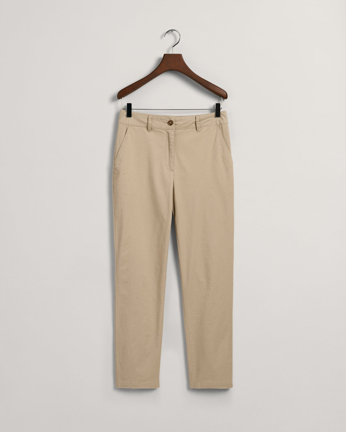 DRY SAND, SLIM CHINOS, FLAT-LAY BY GANT AU.