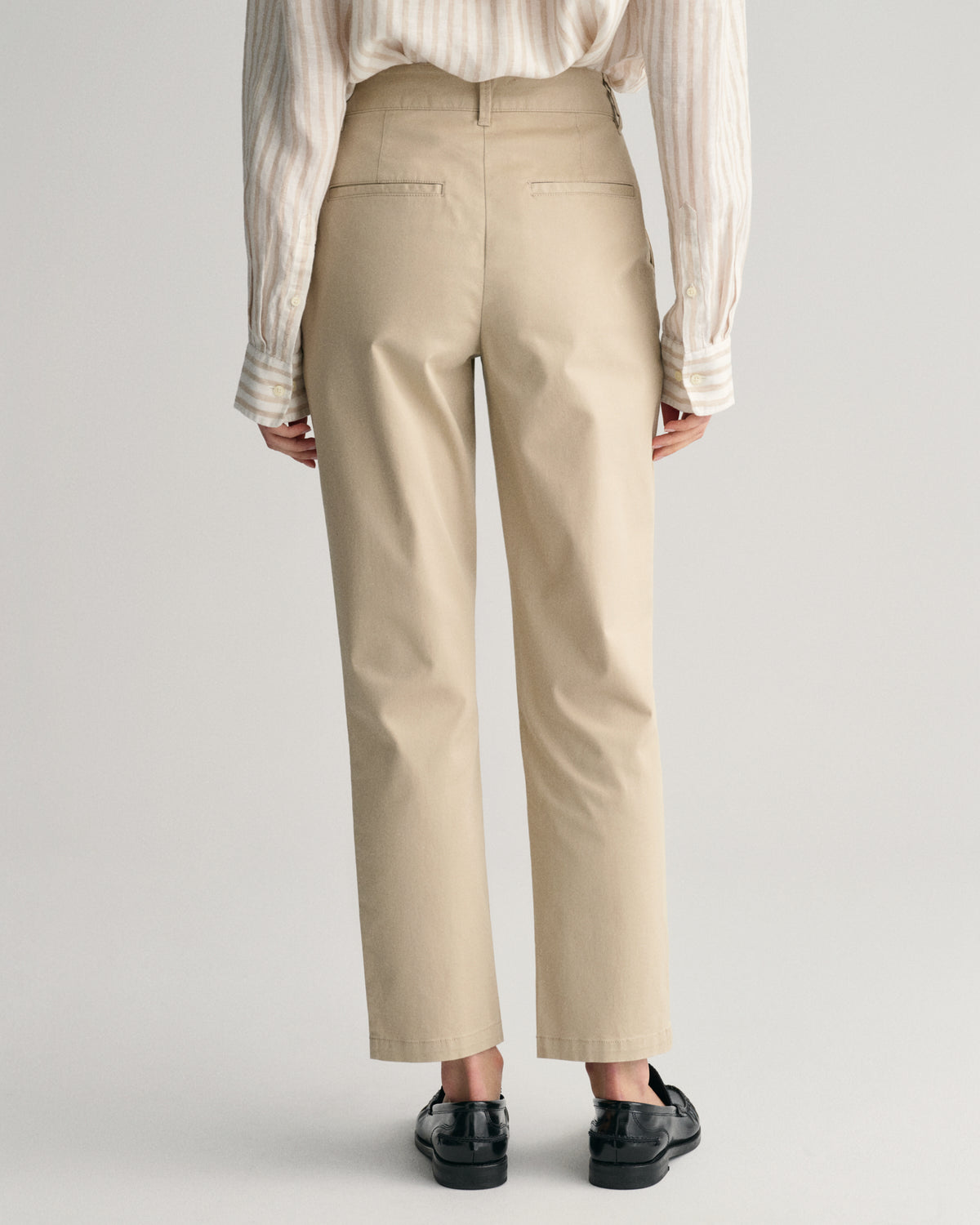 DRY SAND, SLIM CHINOS, BACK-VIEW BY GANT AU.