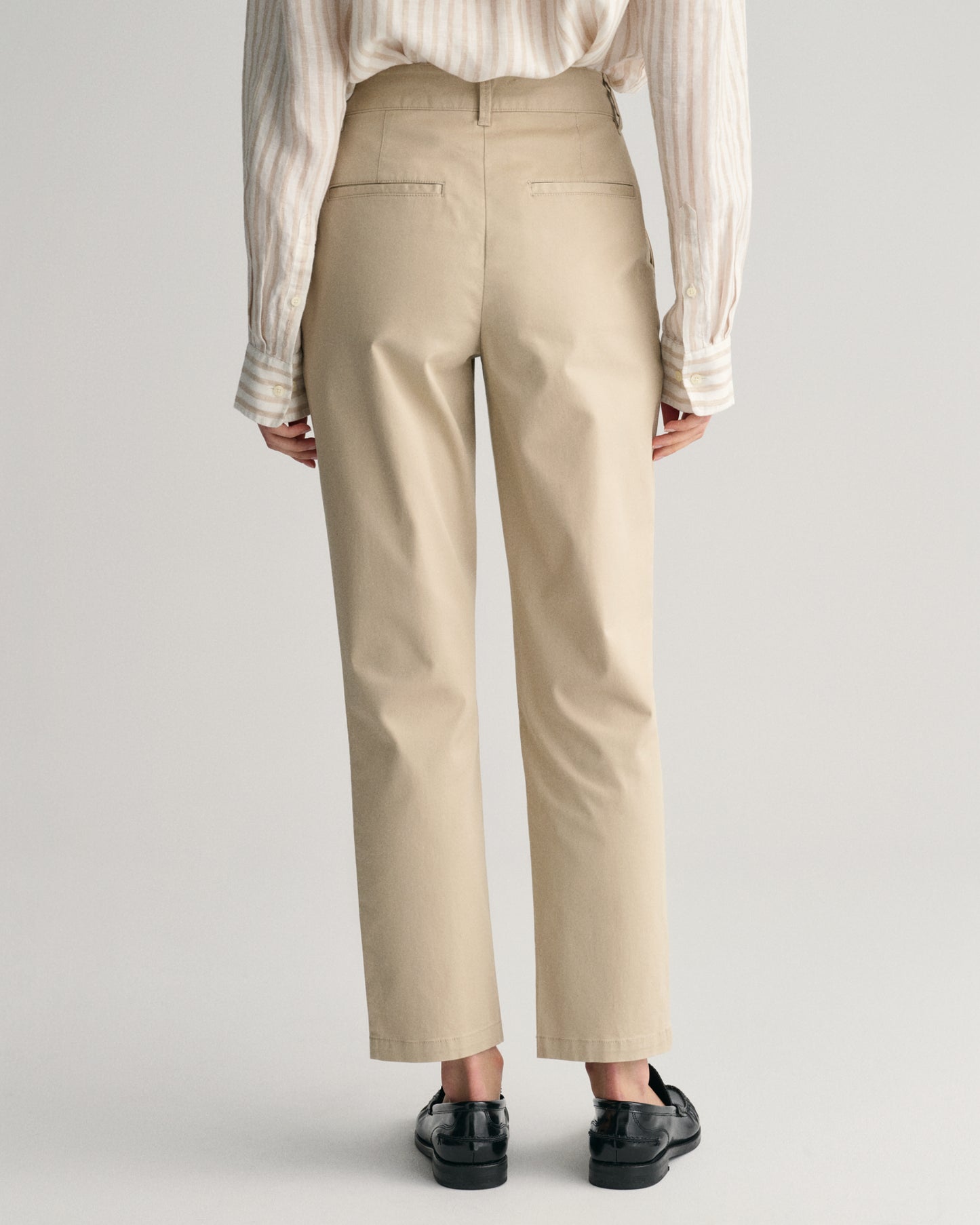 DRY SAND, SLIM CHINOS, BACK-VIEW BY GANT AU.