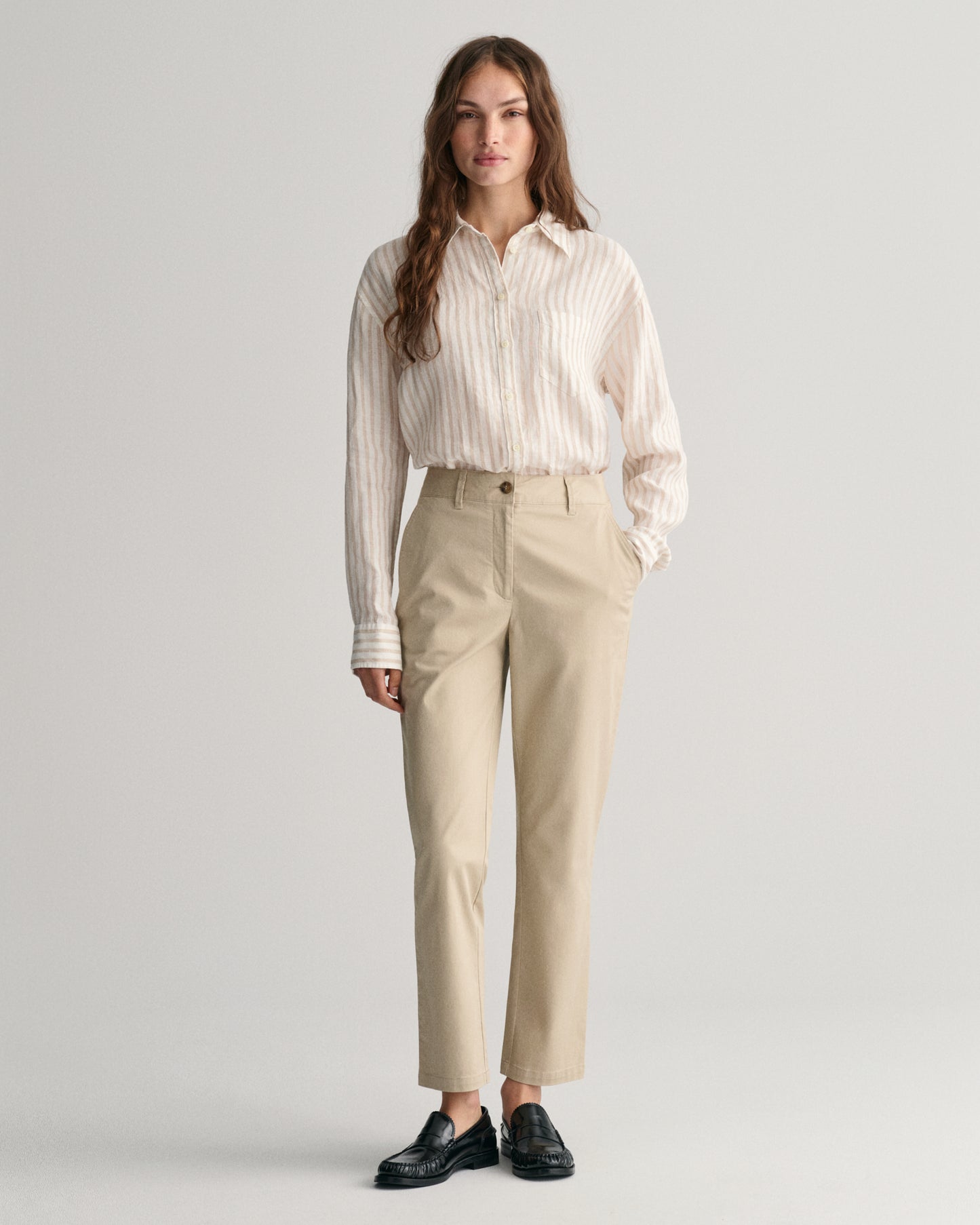 DRY SAND, SLIM CHINOS, FRONT-VIEW BY GANT AU.