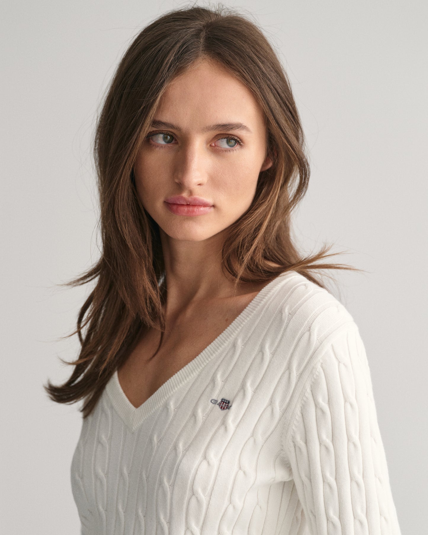 EGGSHELL, STRETCH COTTON CABLE V-NECK, CLOSE-UP BY GANT AU.