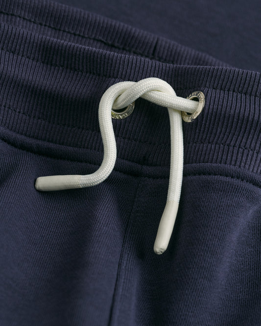 EVENING BLUE, SHIELD SWEAT PANT, CLOSE-UP BY GANT AU.