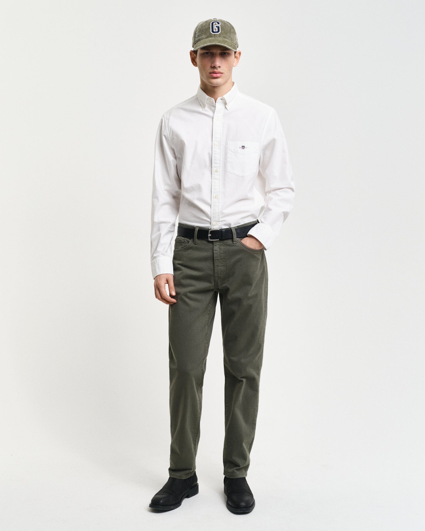 DARK EARTHY GREEN, REGULAR DESERT JEANS, FRONT-VIEW BY GANT AU.