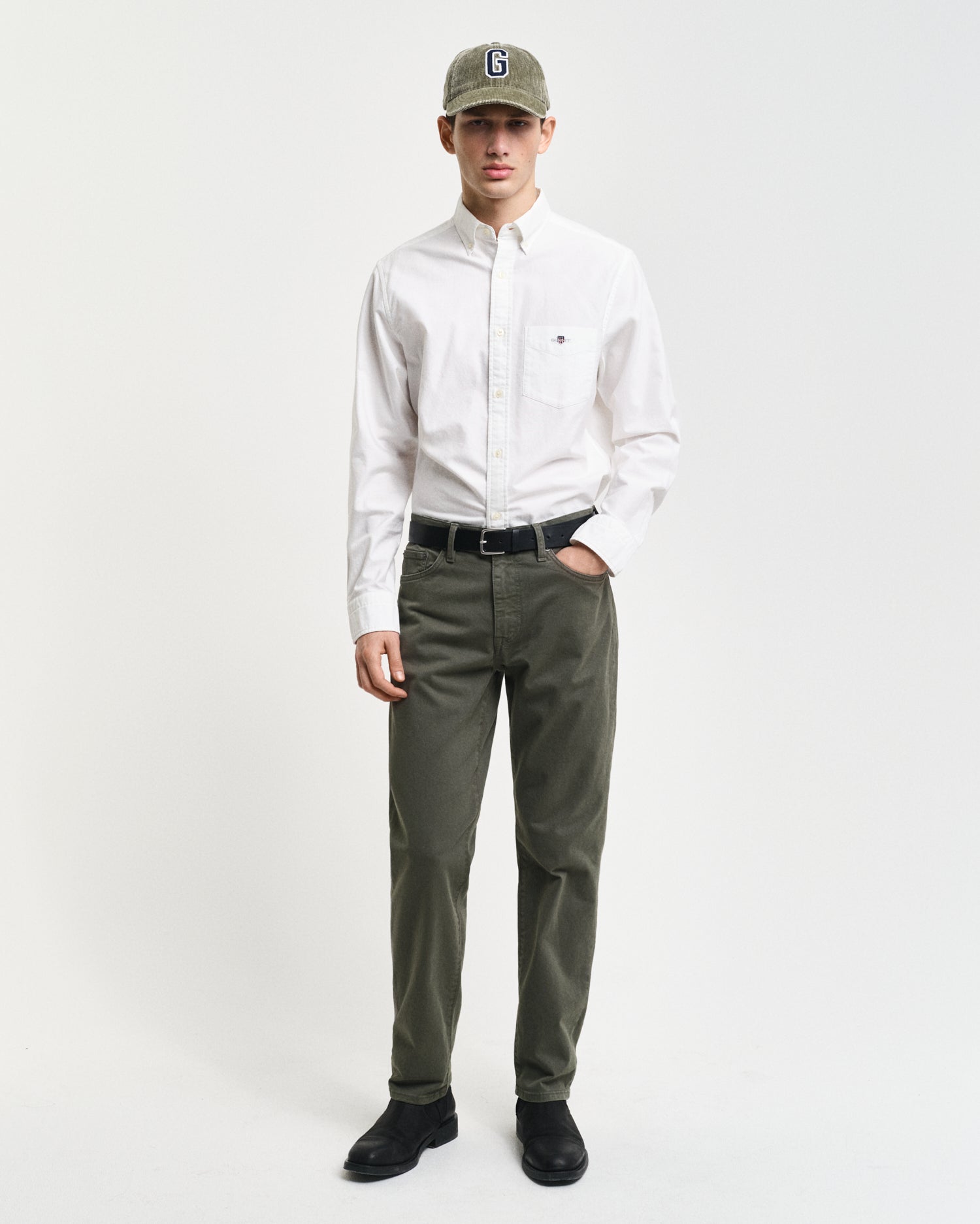 DARK EARTHY GREEN, REGULAR DESERT JEANS, FRONT-VIEW BY GANT AU.