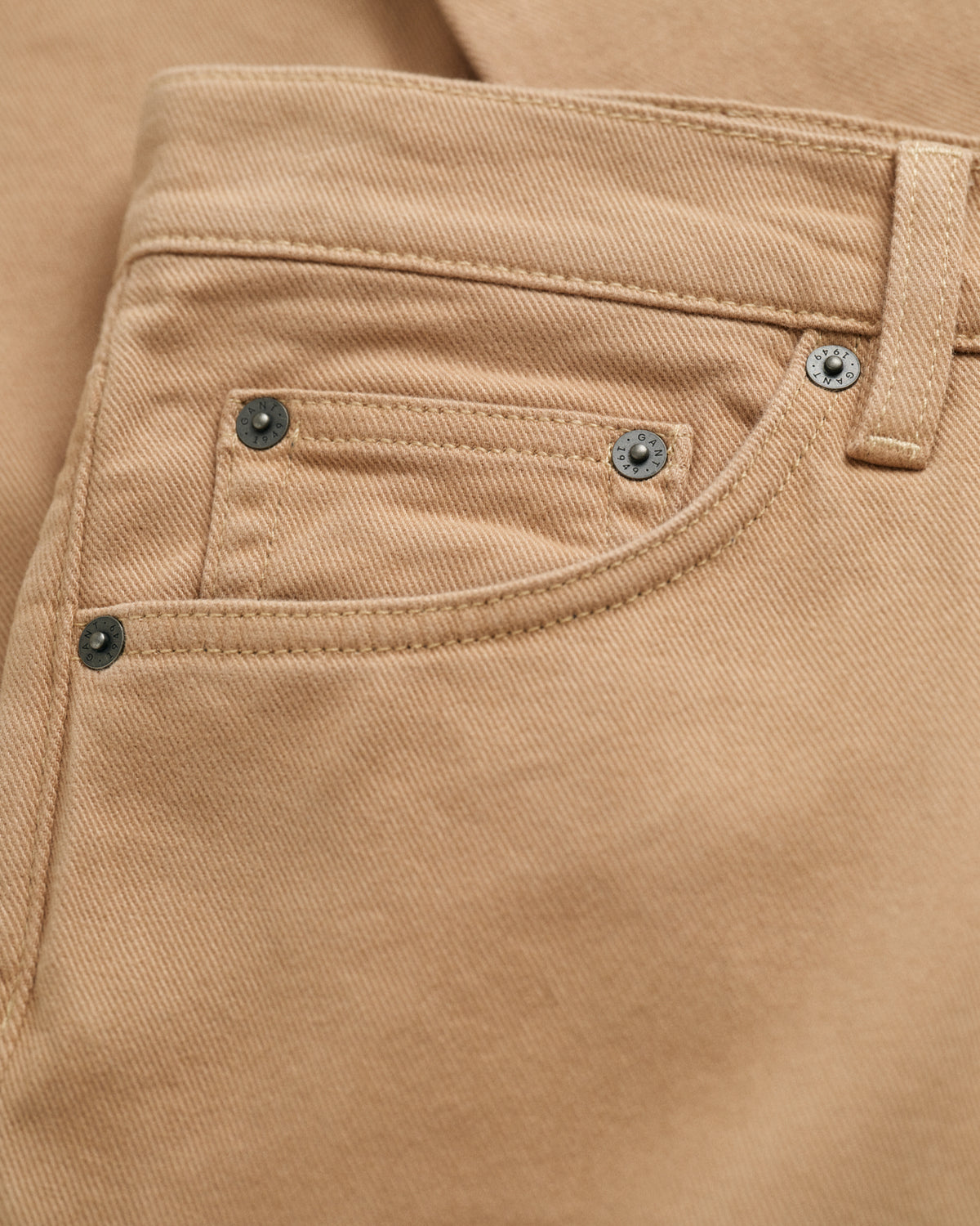 CARAMEL BEIGE, SLIM SOFT TWILL JEANS, FLAT-LAY BY GANT AU.