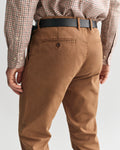 ROASTED WALNUT, SLIM DOBBY STRUCTURE CHINOS, CLOSE-UP BY GANT AU.