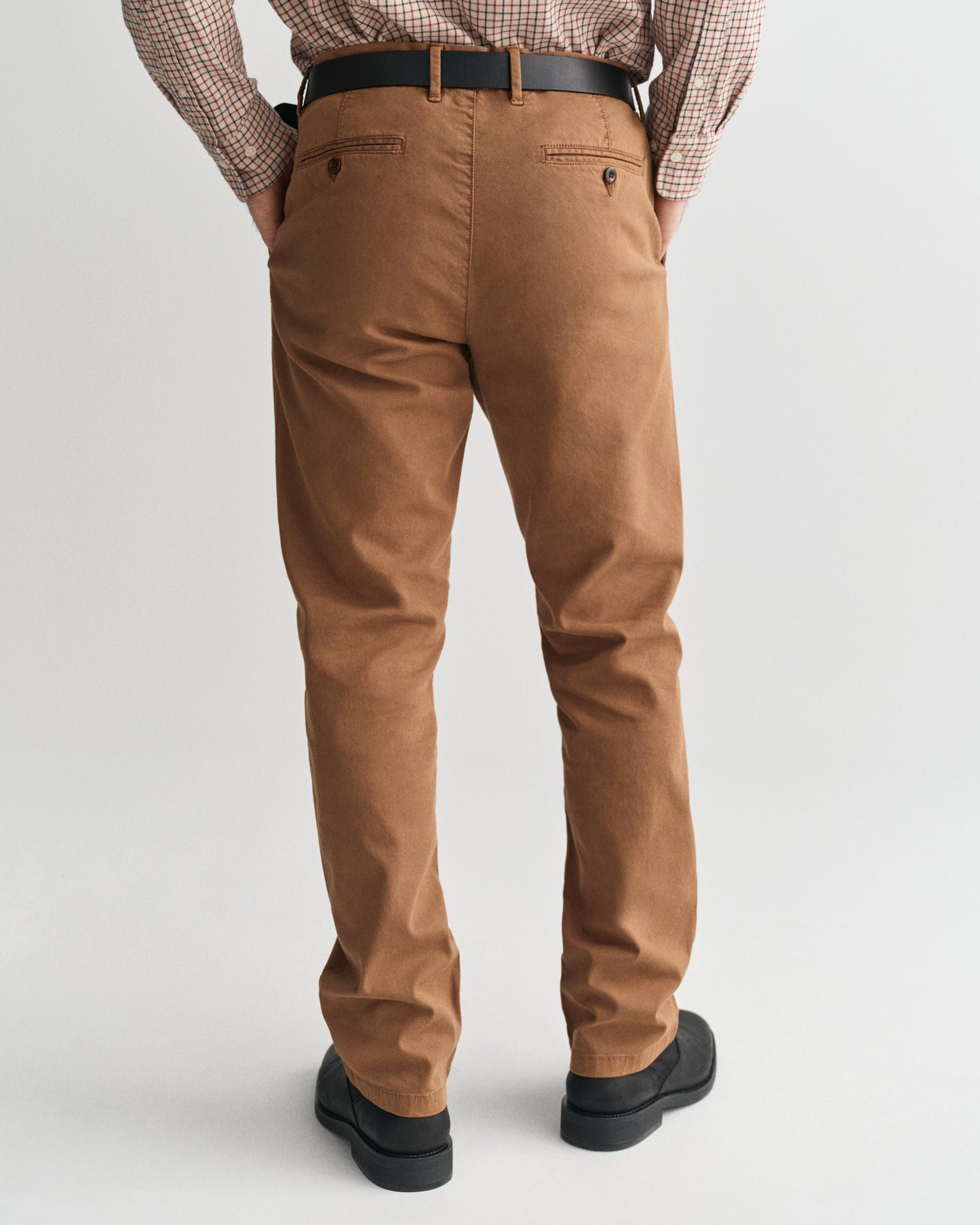 ROASTED WALNUT, SLIM DOBBY STRUCTURE CHINOS, BACK-VIEW BY GANT AU.