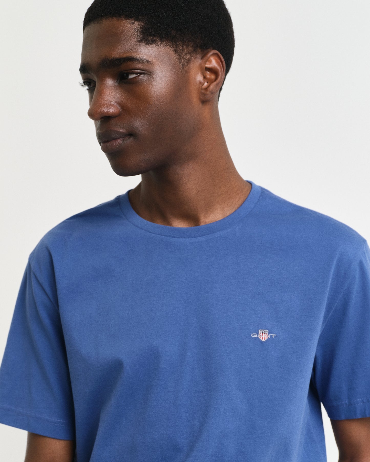 VINTAGE BLUE, REG SHIELD SS T-SHIRT, CLOSE-UP BY GANT AU.