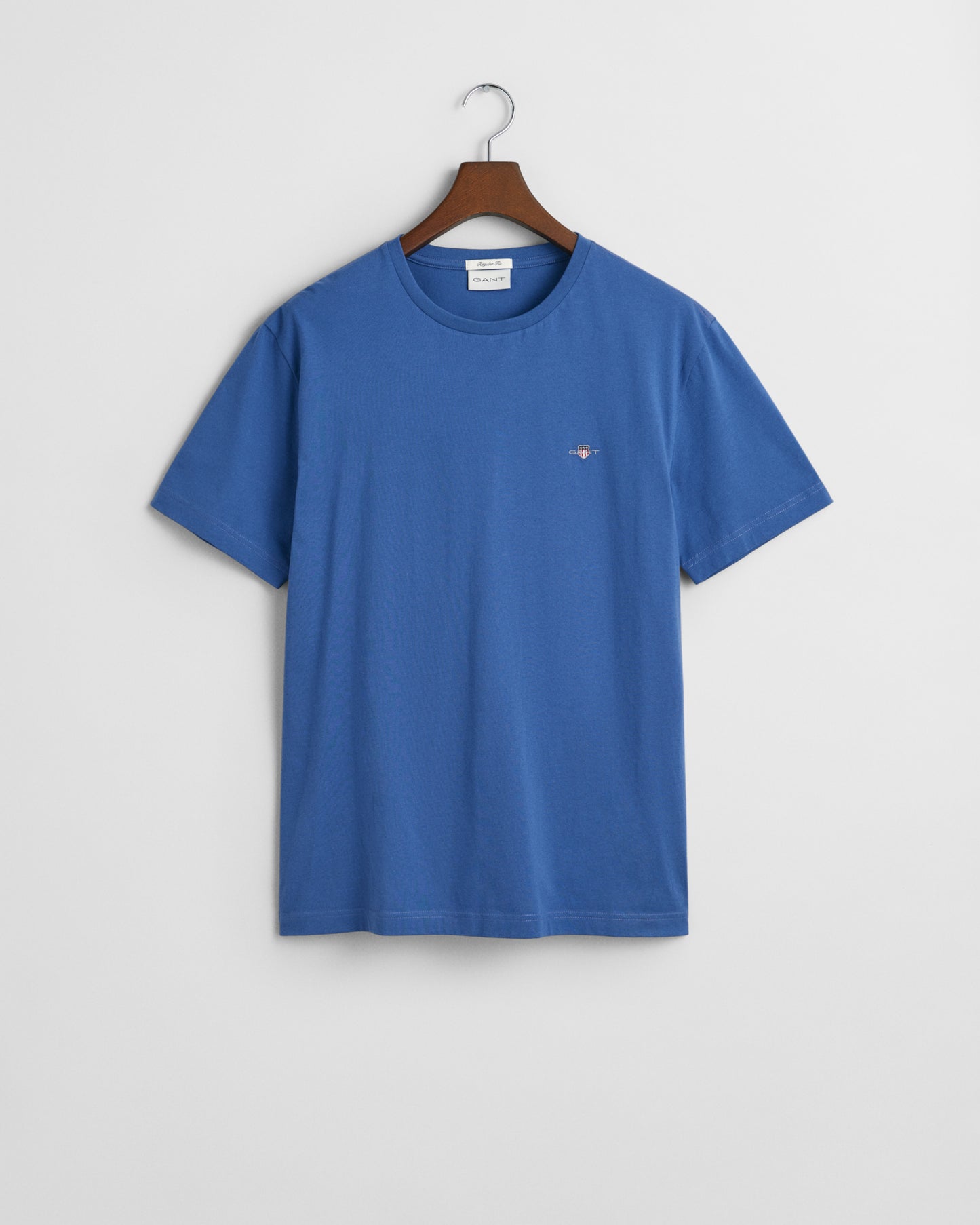 VINTAGE BLUE, REG SHIELD SS T-SHIRT, FLAT-LAY BY GANT AU.