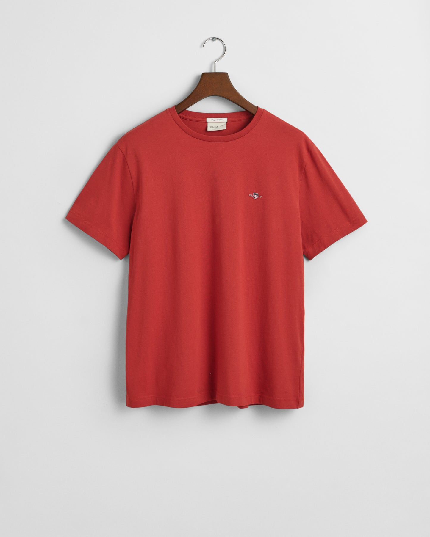 IRON RED, REG SHIELD SS T-SHIRT BY GANT AU.