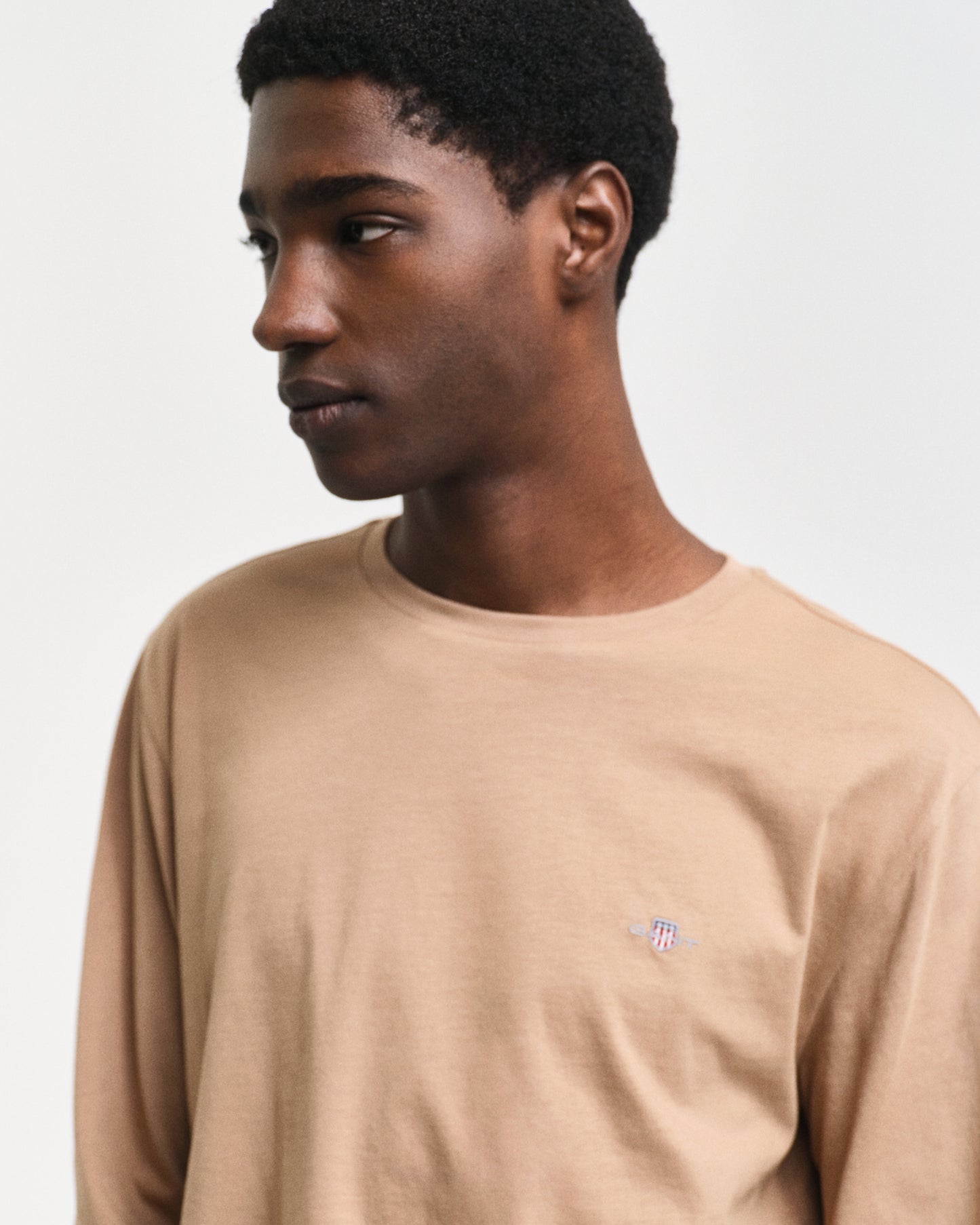 WARM KHAKI, REG SHIELD LS T-SHIRT, CLOSE-UP BY GANT AU.