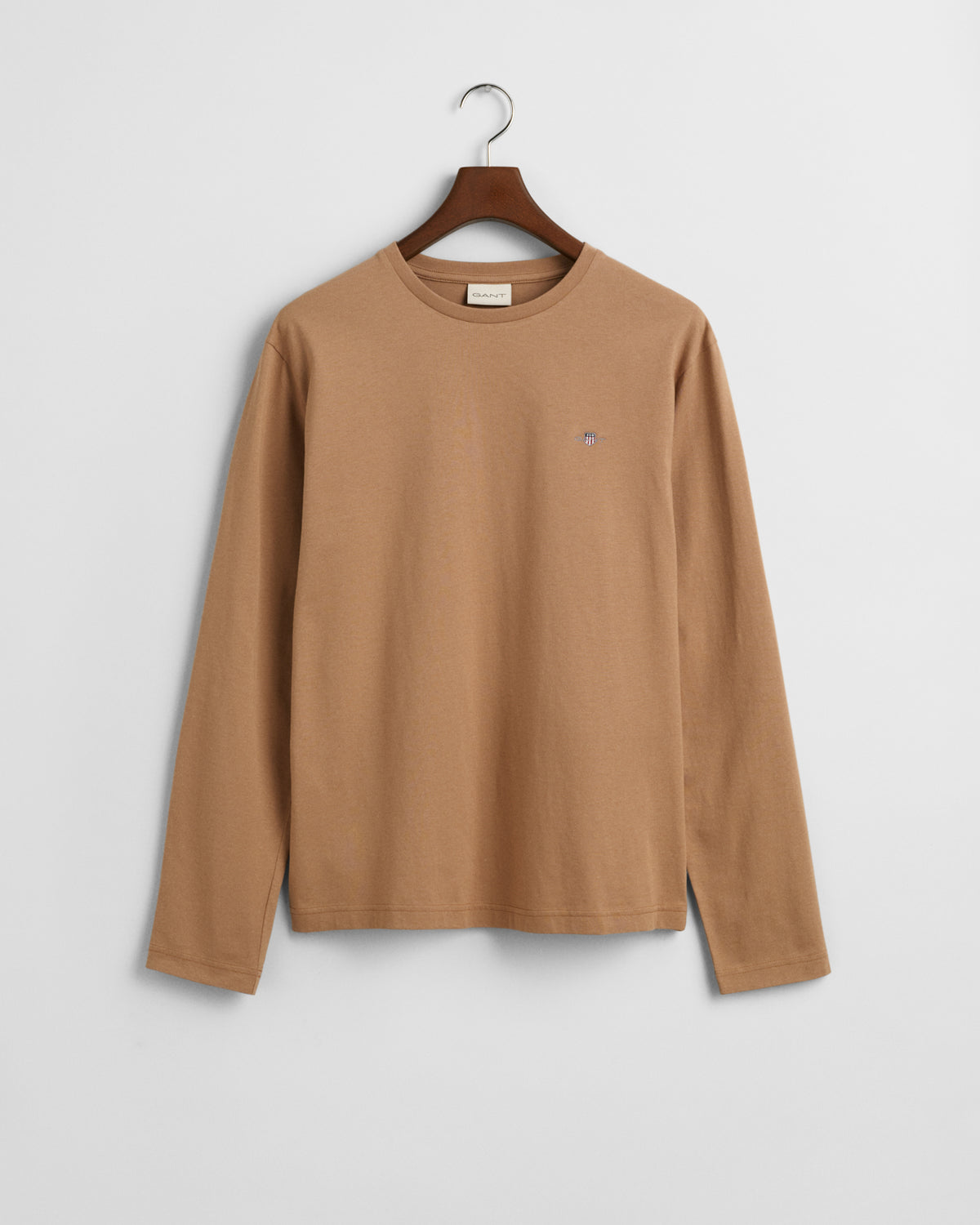 WARM KHAKI, REG SHIELD LS T-SHIRT, FLAT-LAY BY GANT AU.