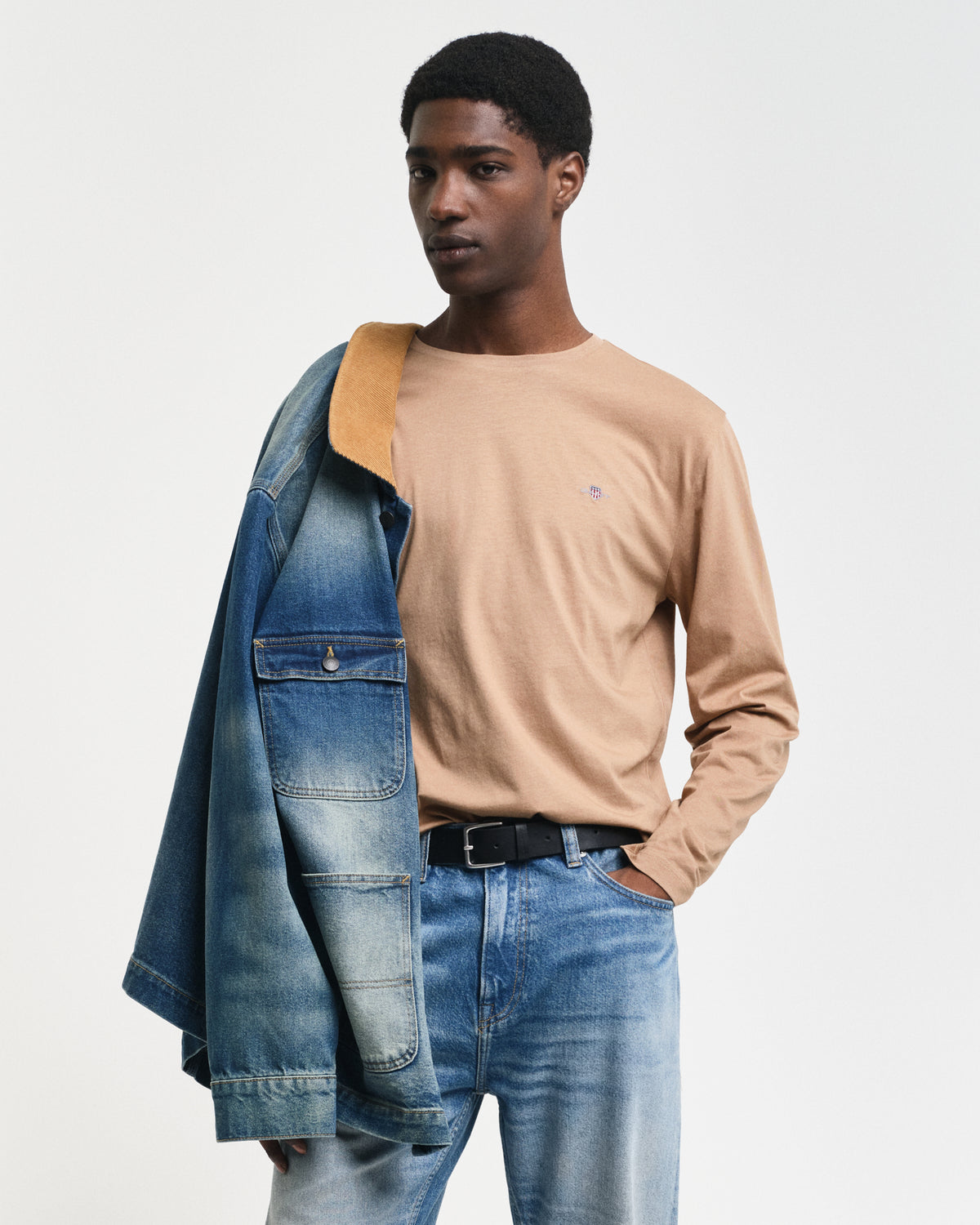 WARM KHAKI, REG SHIELD LS T-SHIRT, FRONT-VIEW BY GANT AU.