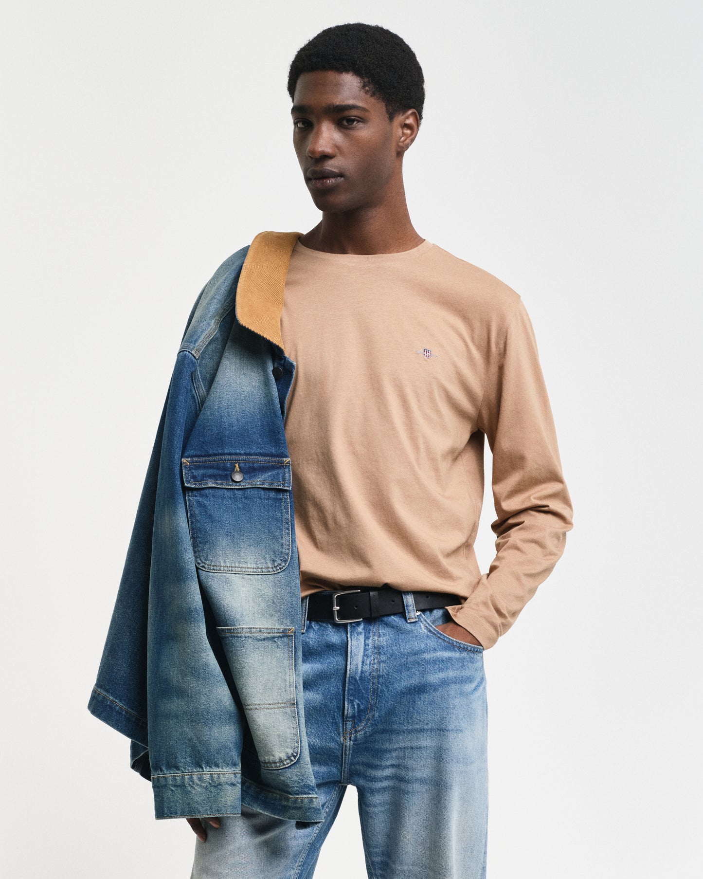 WARM KHAKI, REG SHIELD LS T-SHIRT, FRONT-VIEW BY GANT AU.
