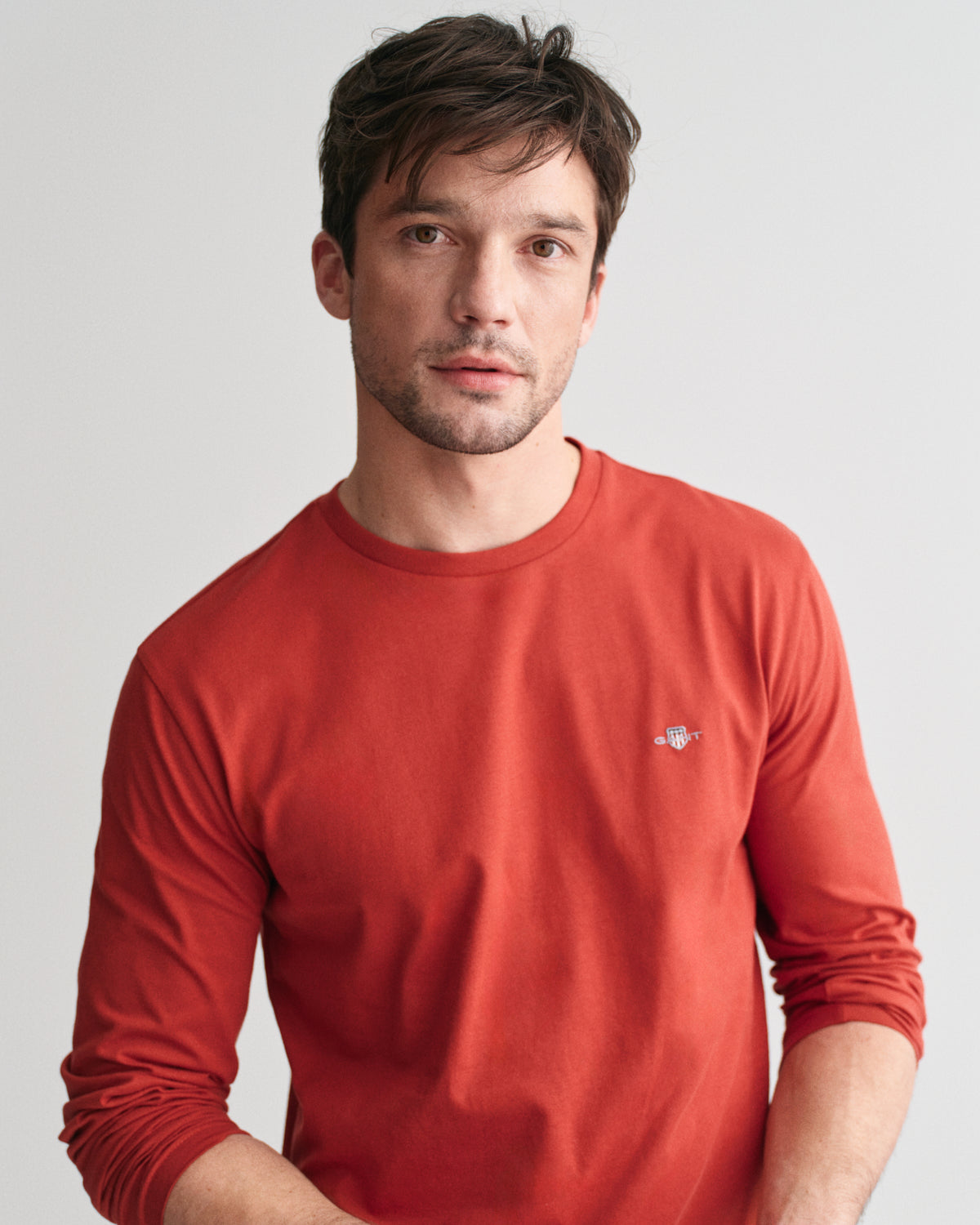 IRON RED, REG SHIELD LS T-SHIRT, CLOSE-UP BY GANT AU.
