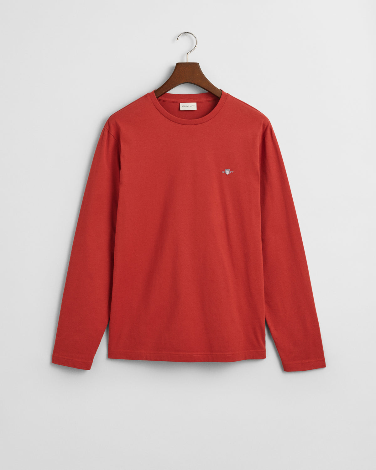IRON RED, REG SHIELD LS T-SHIRT, FLAT-LAY BY GANT AU.