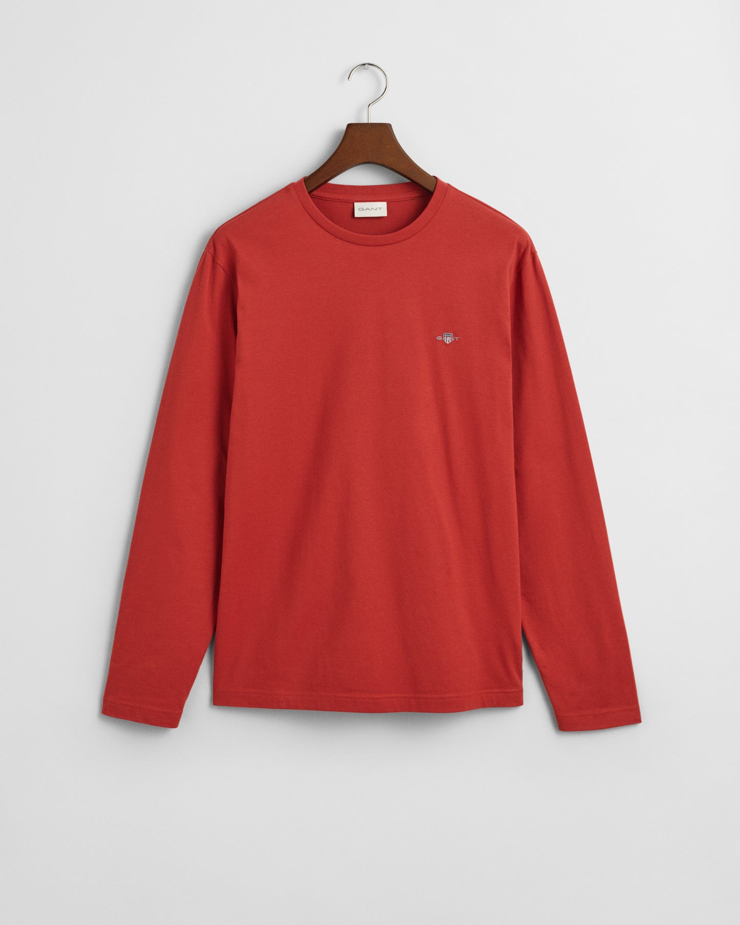 IRON RED, REG SHIELD LS T-SHIRT, FLAT-LAY BY GANT AU.