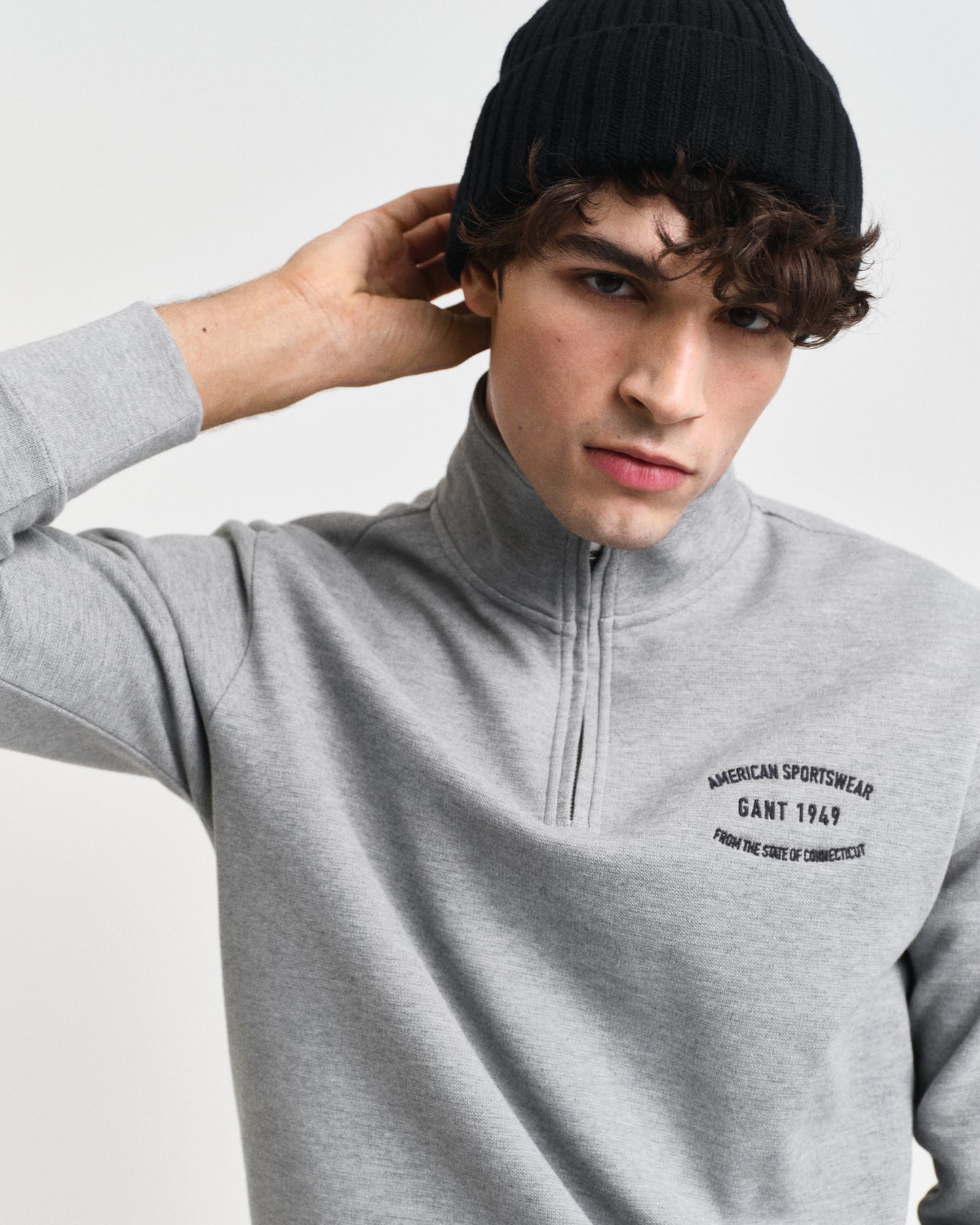 GREY MELANGE, SMALL GRAPHIC SWEAT HALF ZIP, CLOSE-UP BY GANT AU.