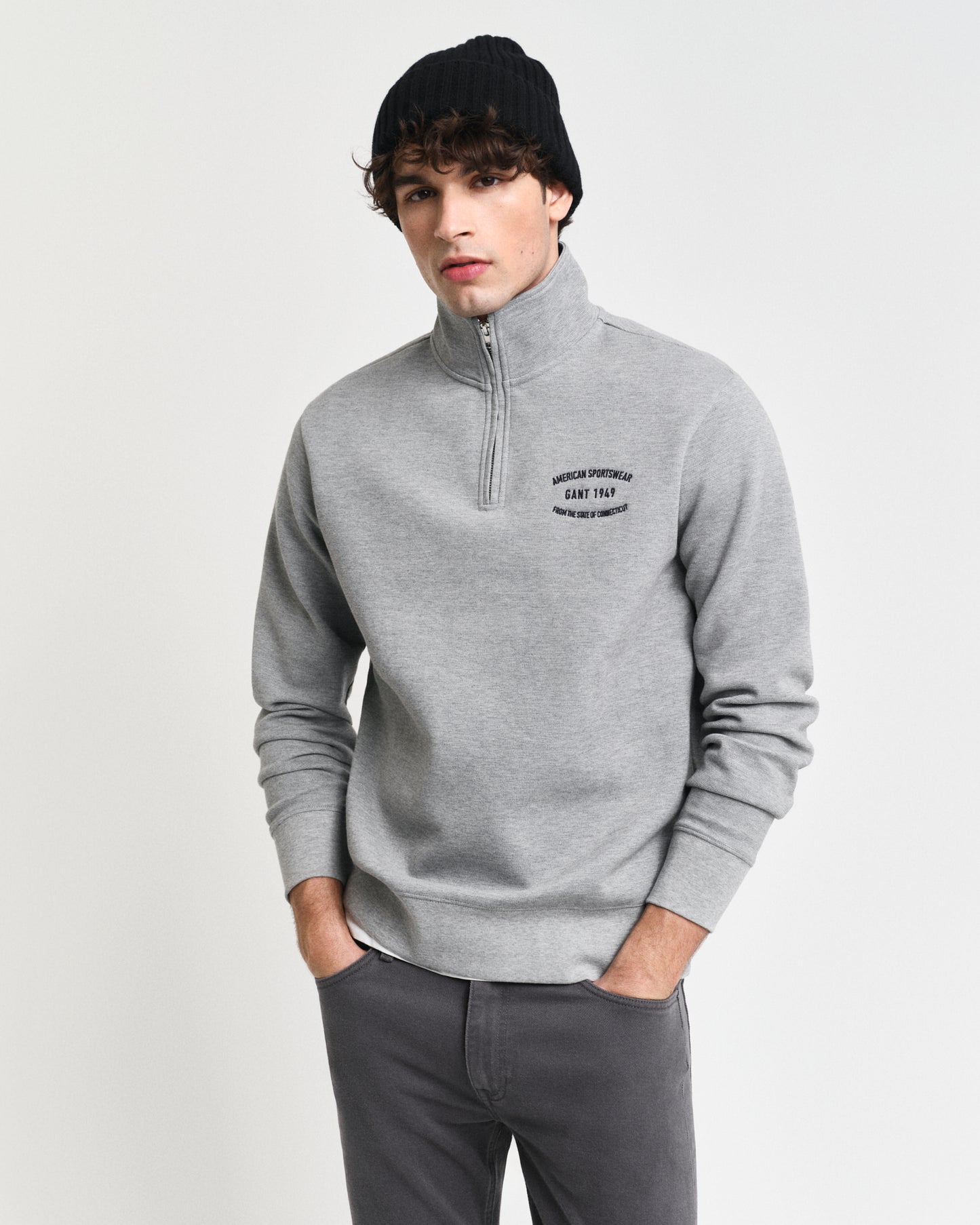 GREY MELANGE, SMALL GRAPHIC SWEAT HALF ZIP, FRONT-VIEW BY GANT AU.