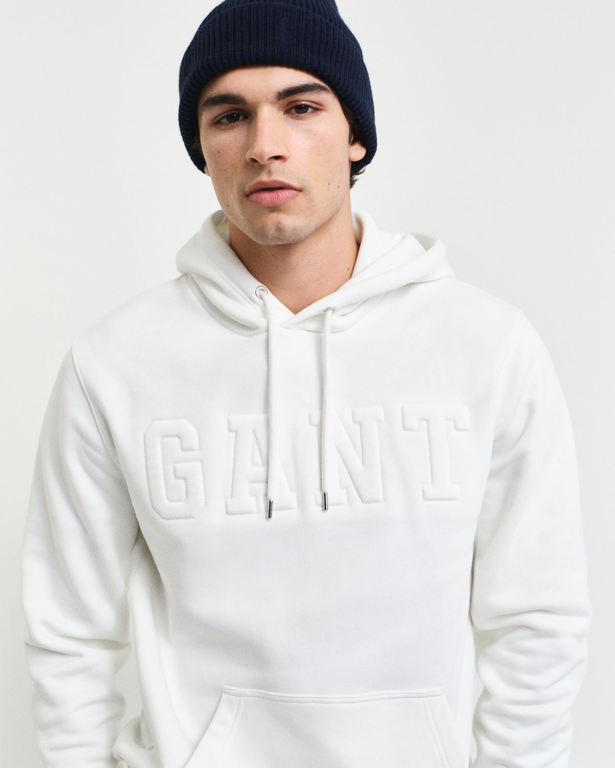 EGGSHELL, EMBOSSED SWEAT HOODIE, CLOSE-UP BY GANT AU.