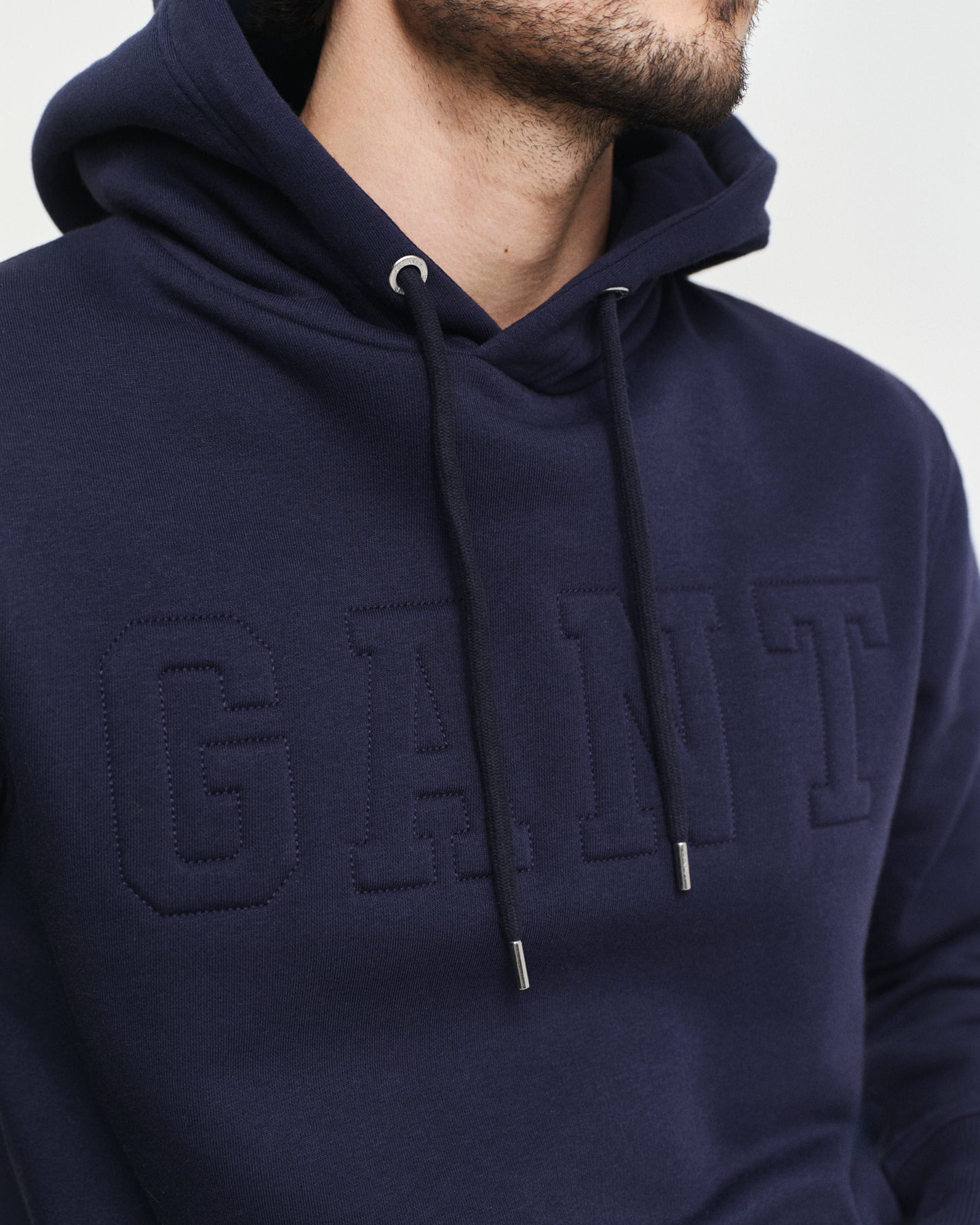EVENING BLUE, EMBOSSED SWEAT HOODIE, CLOSE-UP BY GANT AU.