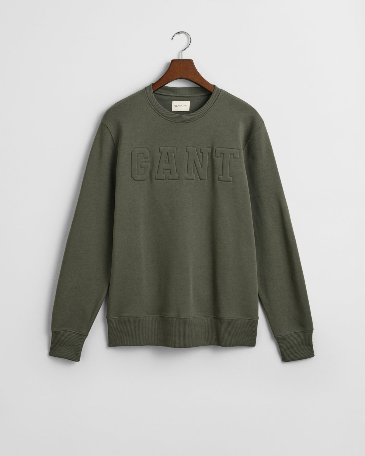 DARK EARTHY GREEN, EMBOSSED C-NECK SWEAT, FLAT-LAY BY GANT AU.