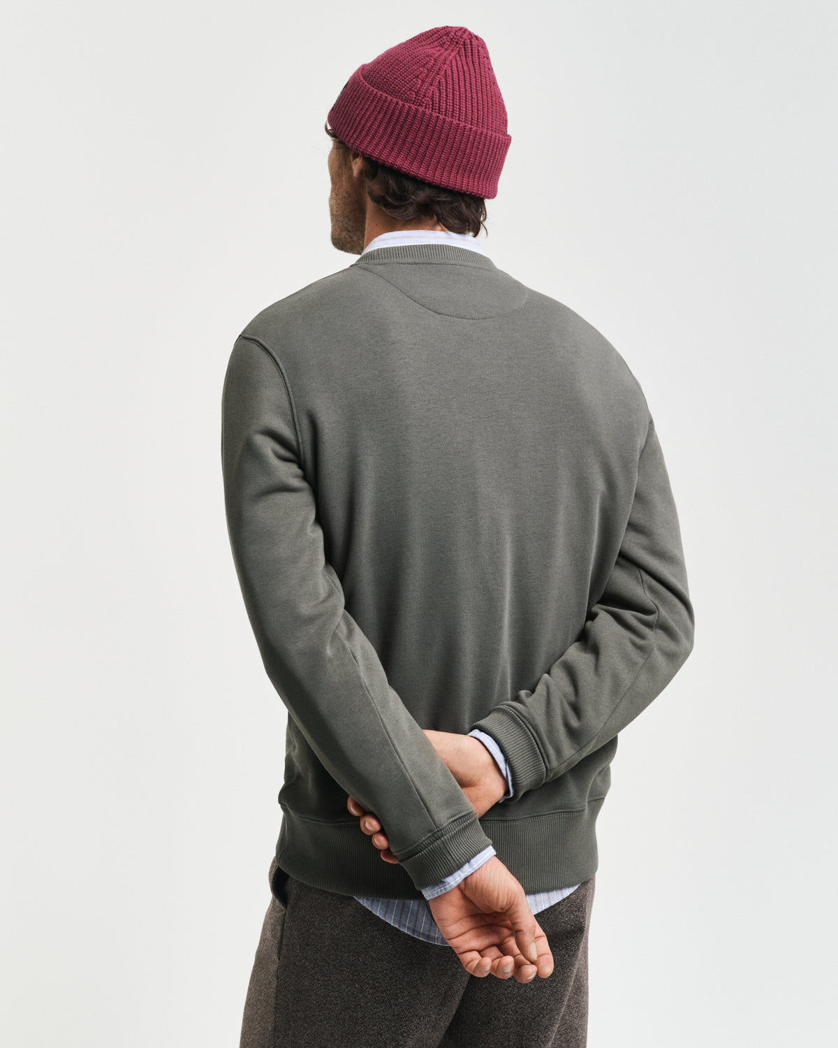 DARK EARTHY GREEN, EMBOSSED C-NECK SWEAT, BACK-VIEW BY GANT AU.