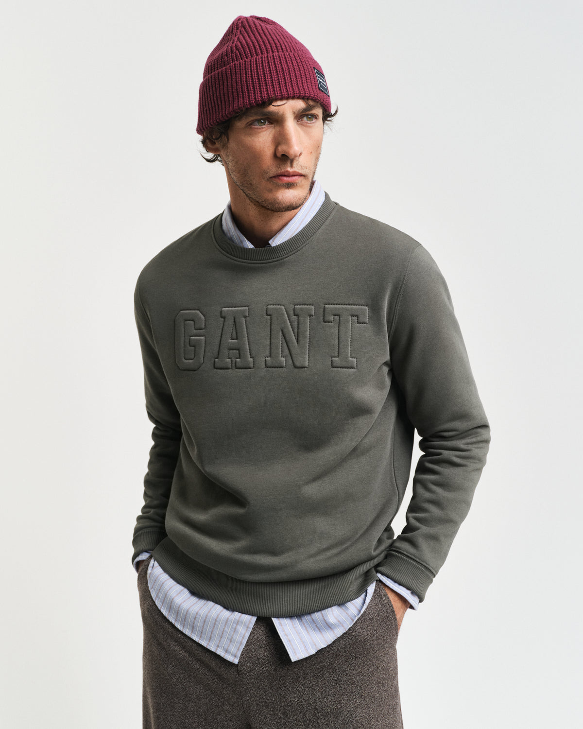 DARK EARTHY GREEN, EMBOSSED C-NECK SWEAT, FRONT-VIEW BY GANT AU.