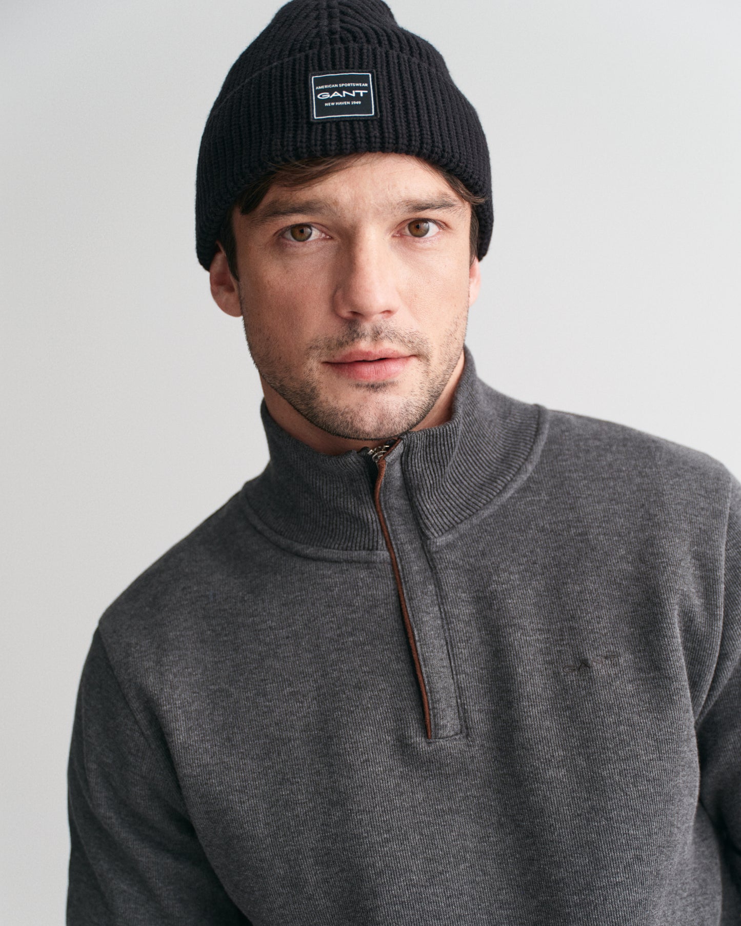 ANTRACIT MELANGE, SACKER RIB HALF ZIP, CLOSE-UP BY GANT AU.