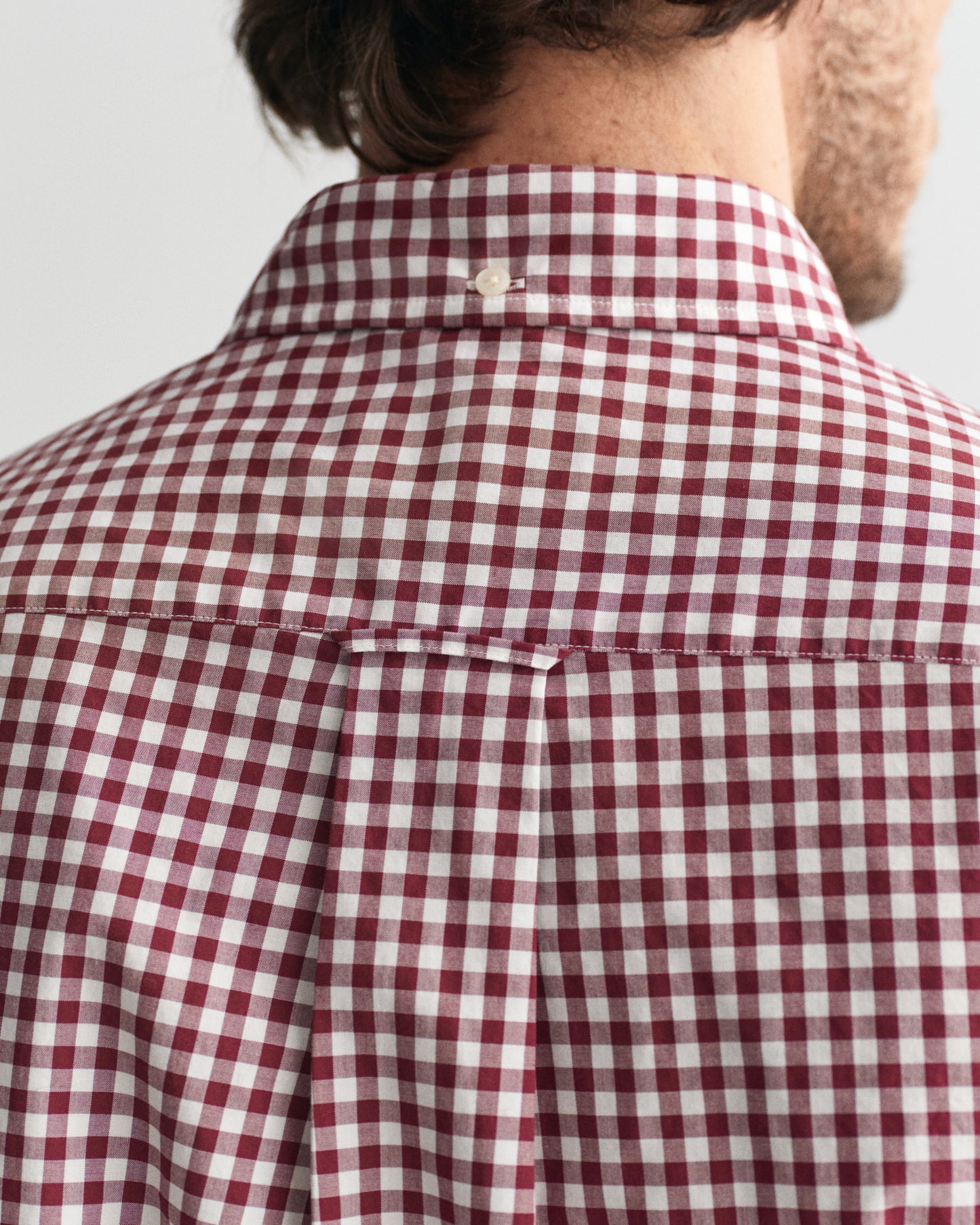 MODEL WEARING REG CLASSIC POPLIN GINGHAM SHIRT